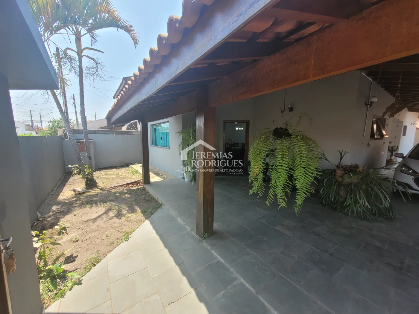 Casa para venda e locação com 3 dormitórios no Parque São Domingos em Pindamonhangaba/SP.