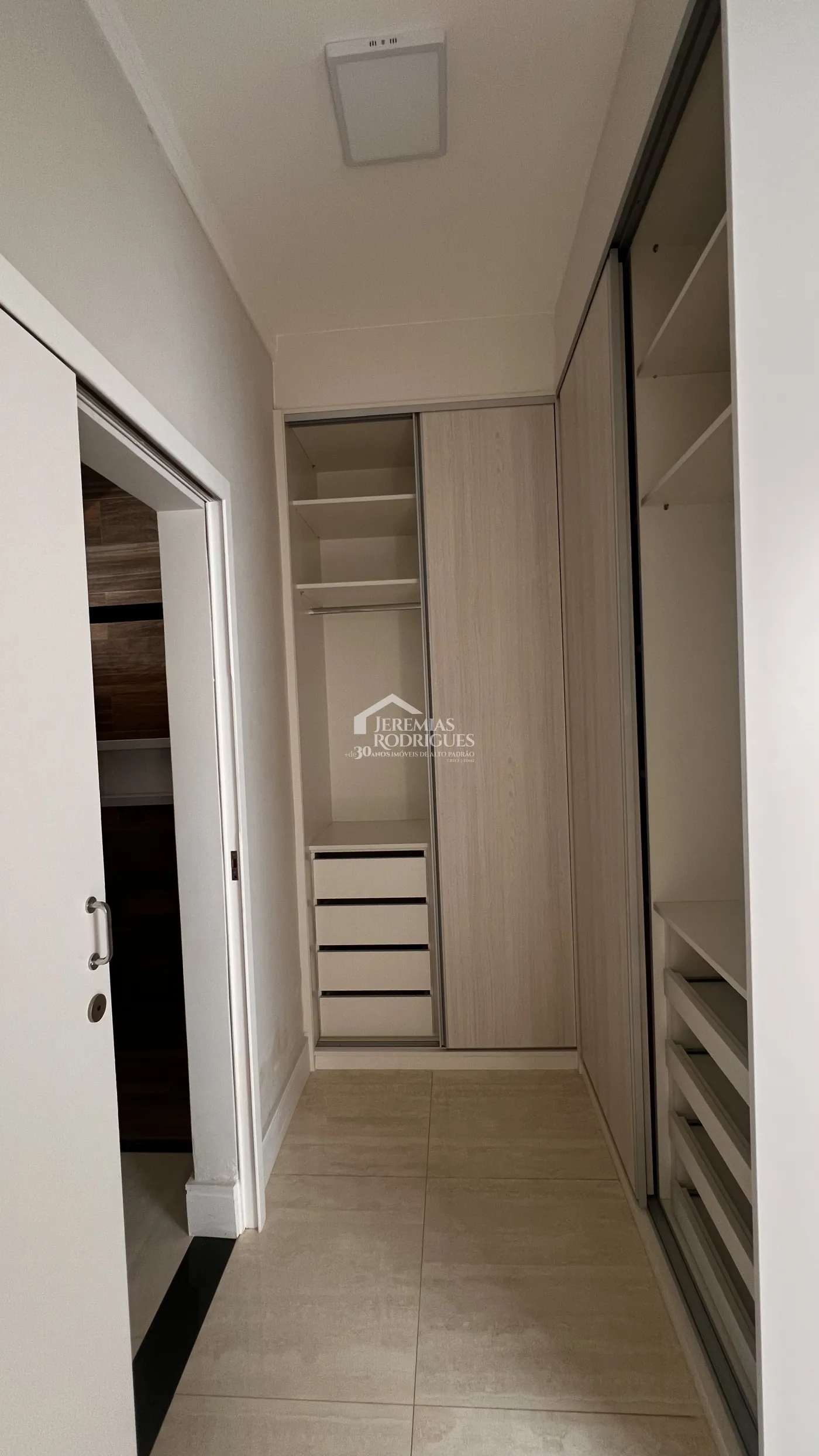 Casa à venda com 3 dormitórios no Condomínio Campos do Conde II em Tremembé/SP.