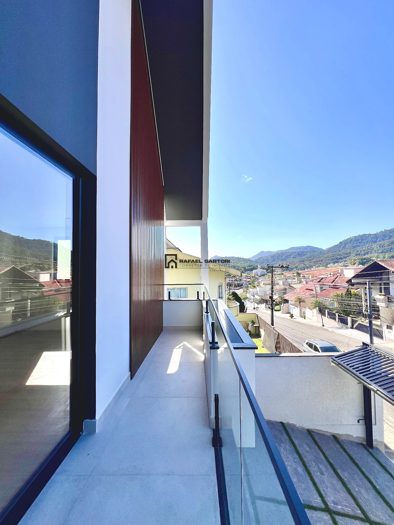 CASA COM 03 SUITES NO AMIZADE