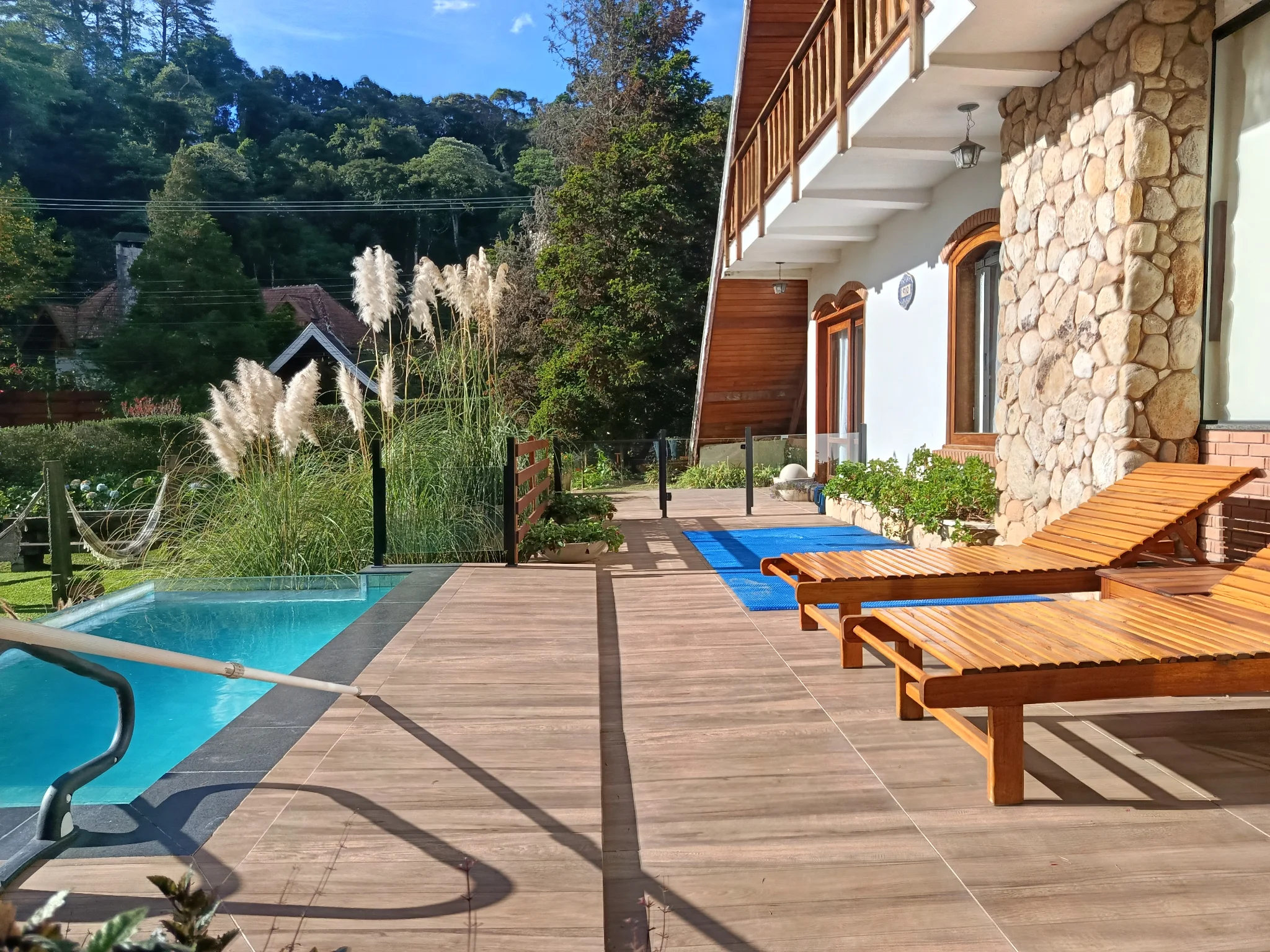 Casa à venda com 4 suítes no Alto do Capivari em Campos do Jordão/SP.