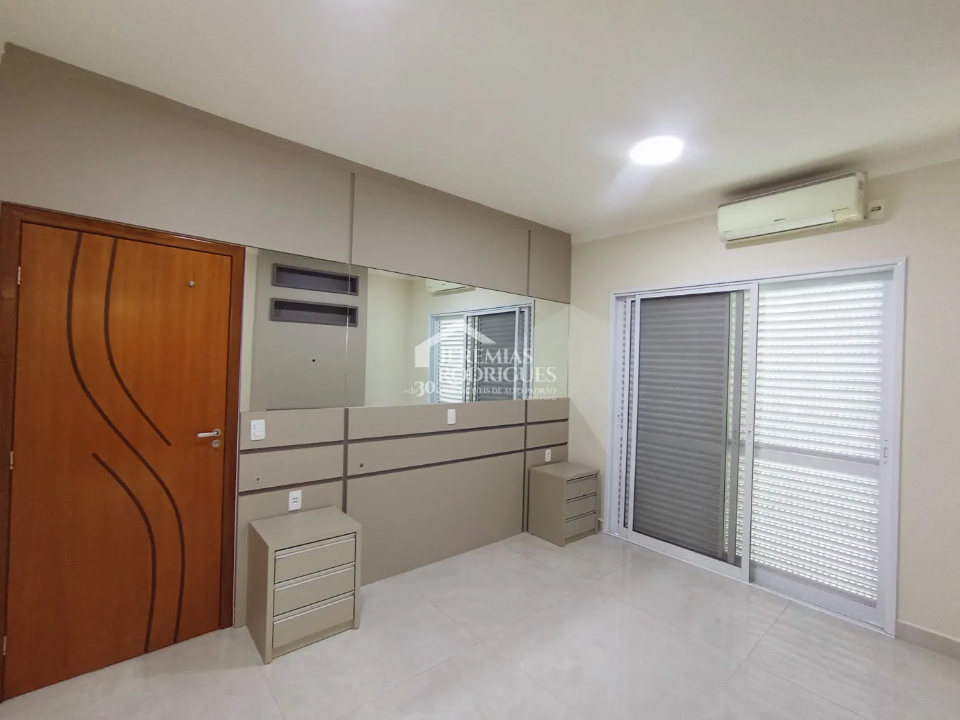 Casa para venda e locação com 3 dormitórios, no Condomínio Campos do Conde II em Tremembé/SP.