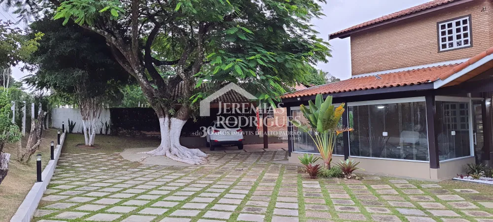 A Imobiliária Jeremias Rodrigues Imóveis de Alto Padrão disponibiliza para venda e locação essa casa no Condomínio Chácaras Cataguá em Taubaté/SP.