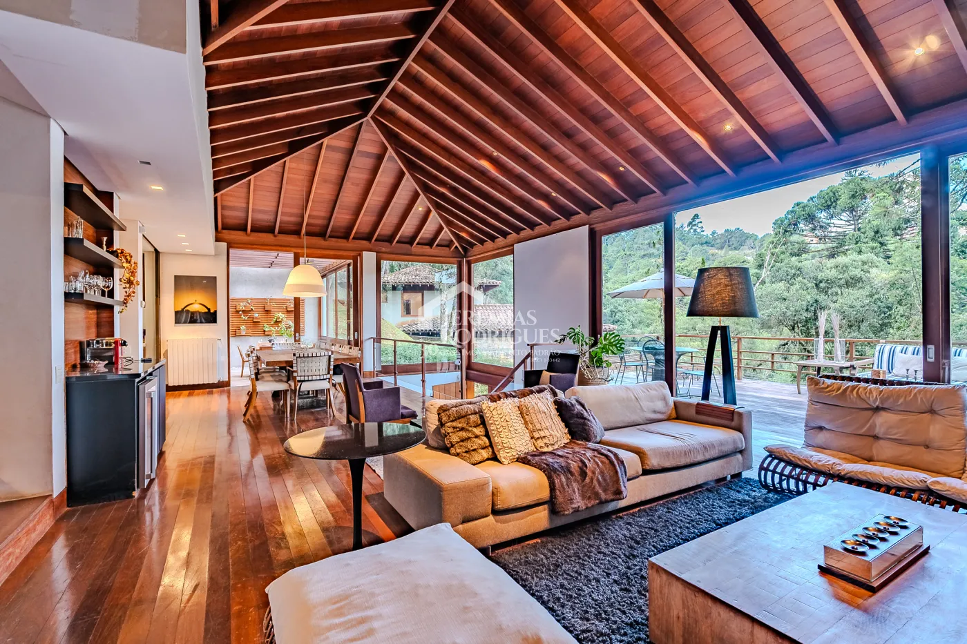 Casa para venda com 5 suítes no Condomínio Villandry em Campos do Jordão/SP