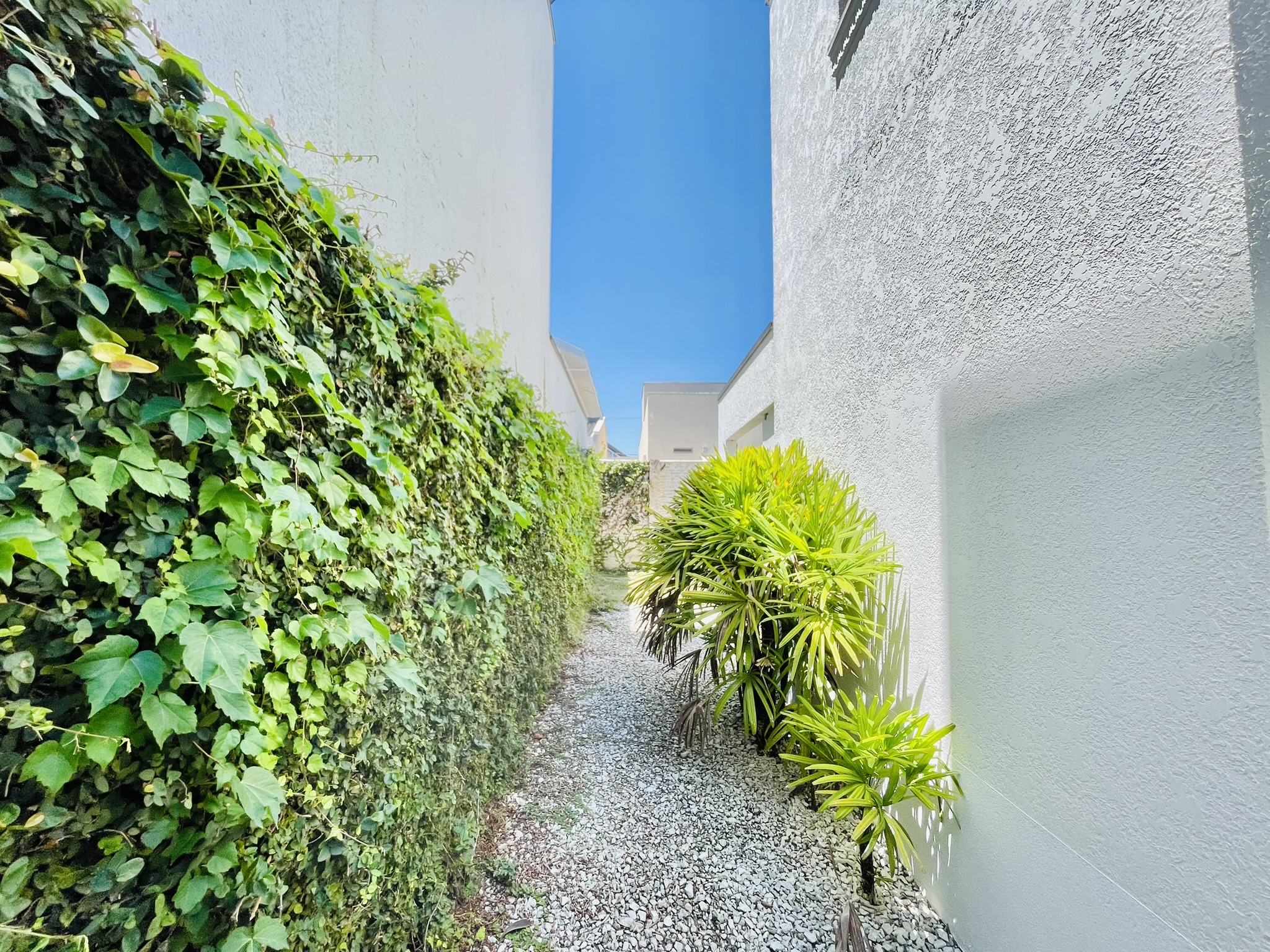 Casa à venda com 3 suítes no Condomínio Campos do Conde II em Tremembé/SP.
