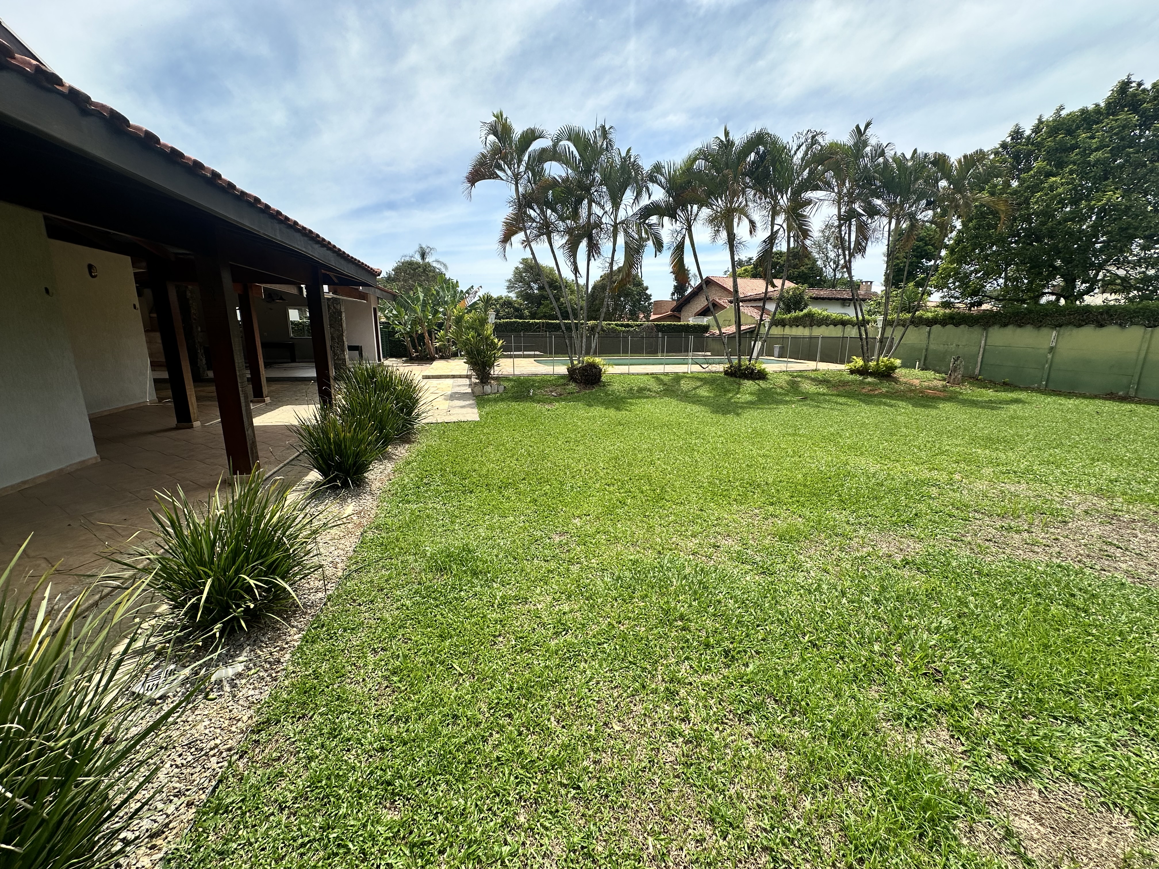 Casa para venda e locação com 6 dormitórios no Condomínio Village Paineiras em Pindamonhangaba/SP.