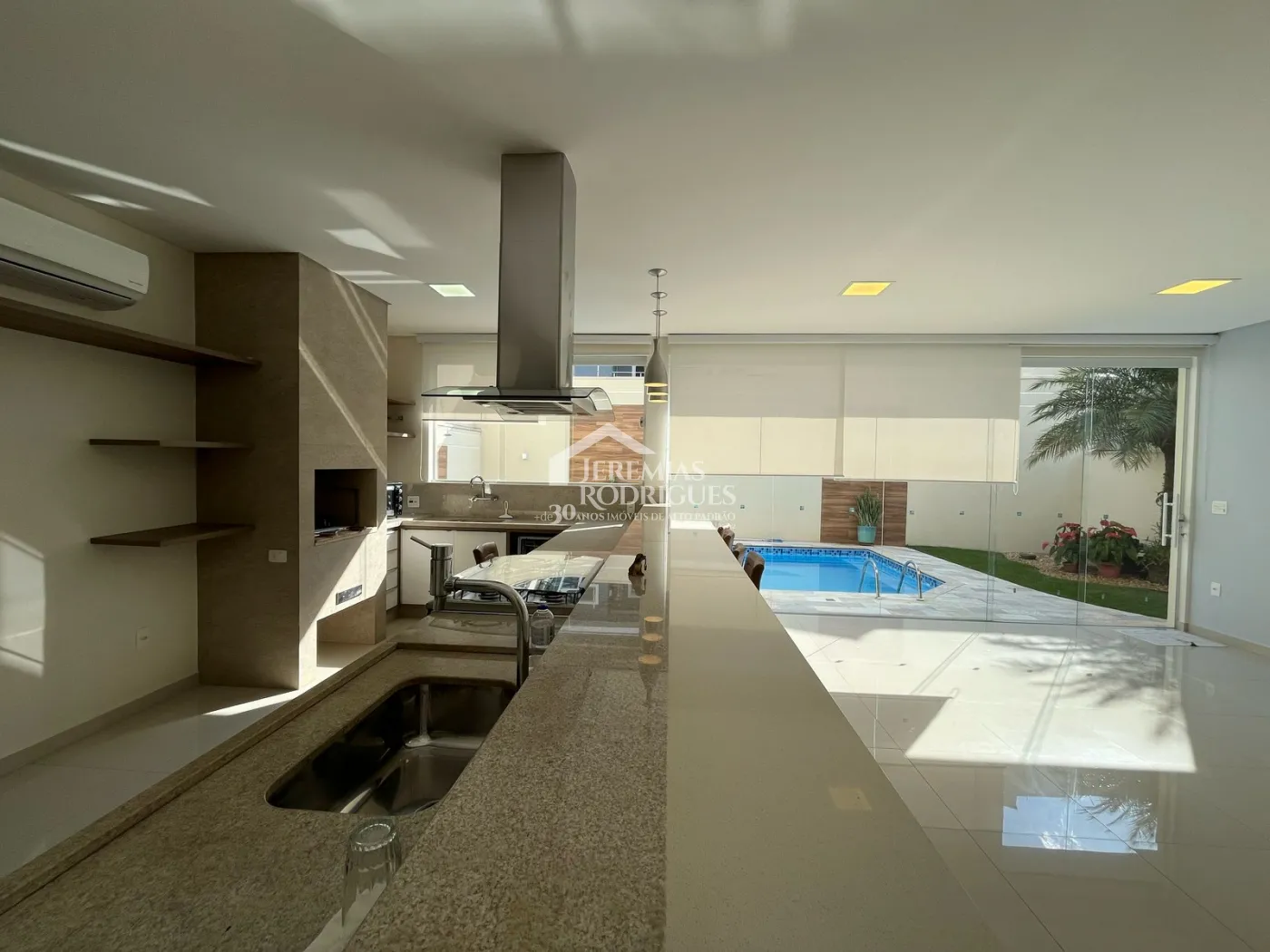 Casa à venda com 4 suítes no Condomínio Taubaté Village em Taubaté/SP.