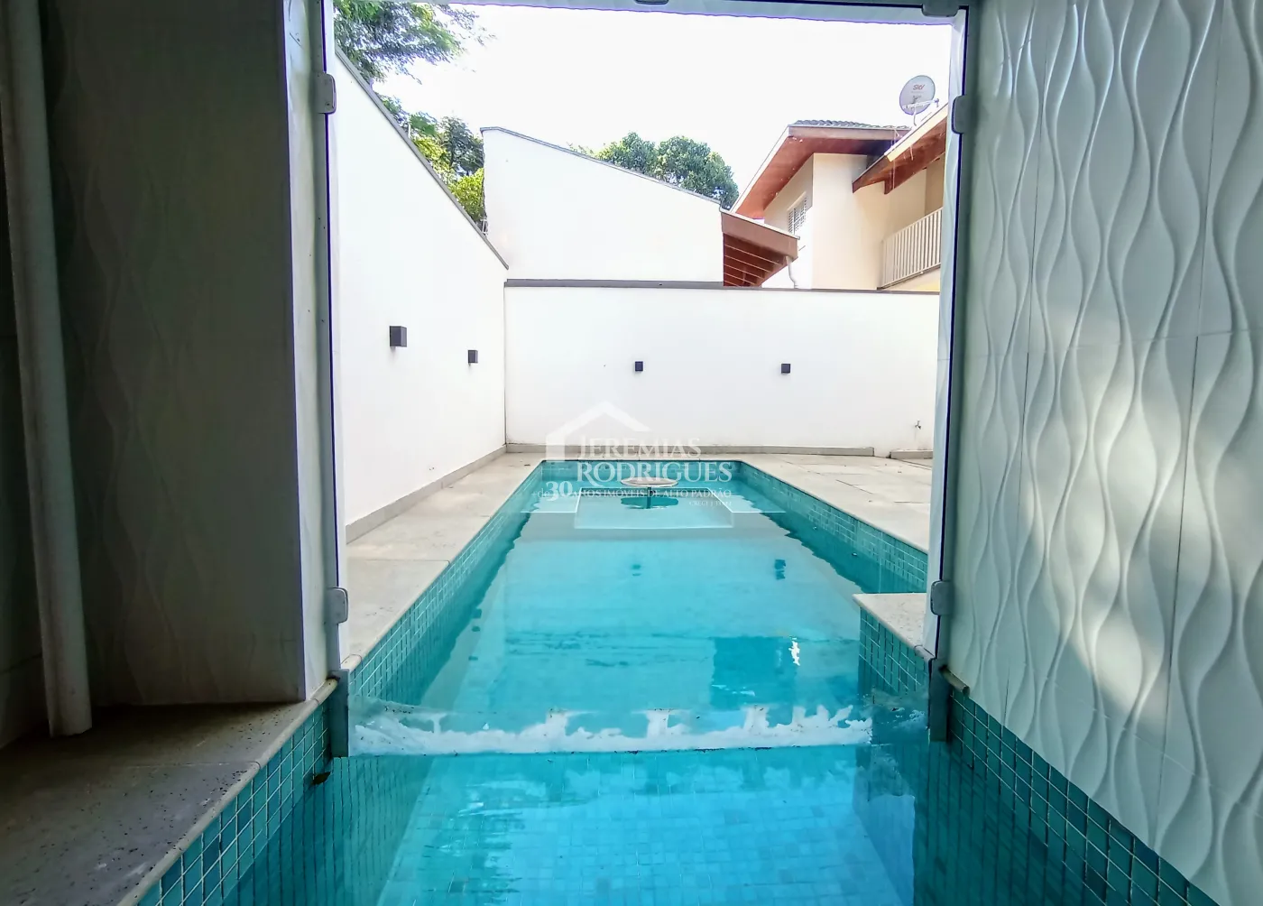 Casa à venda com 3 dormitórios no Condomínio Campos do Conde I em Tremembé/SP.