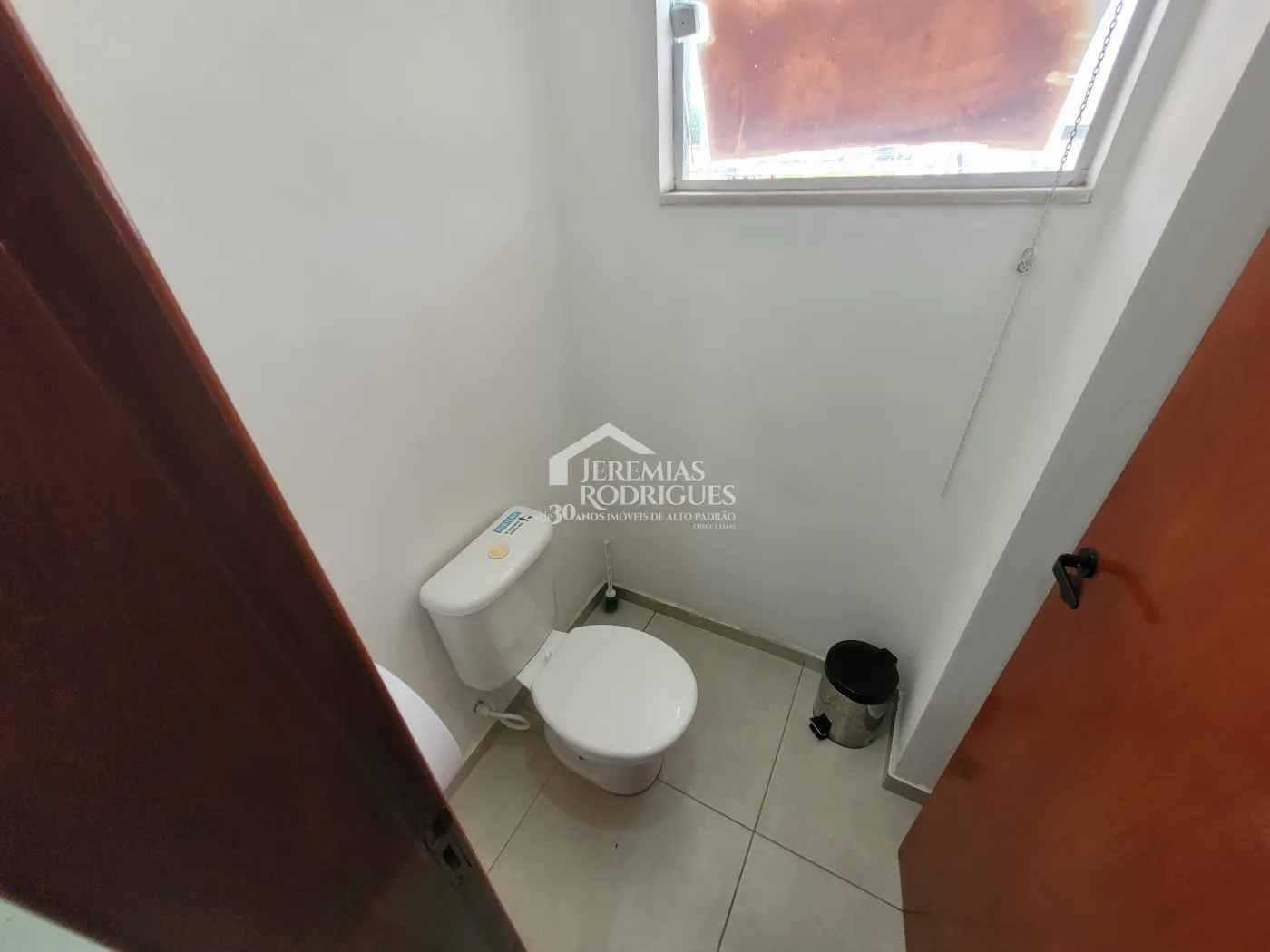 Três salas comerciais com 300 m² no Edifício Village Coworking em Pindamonhangaba/SP.