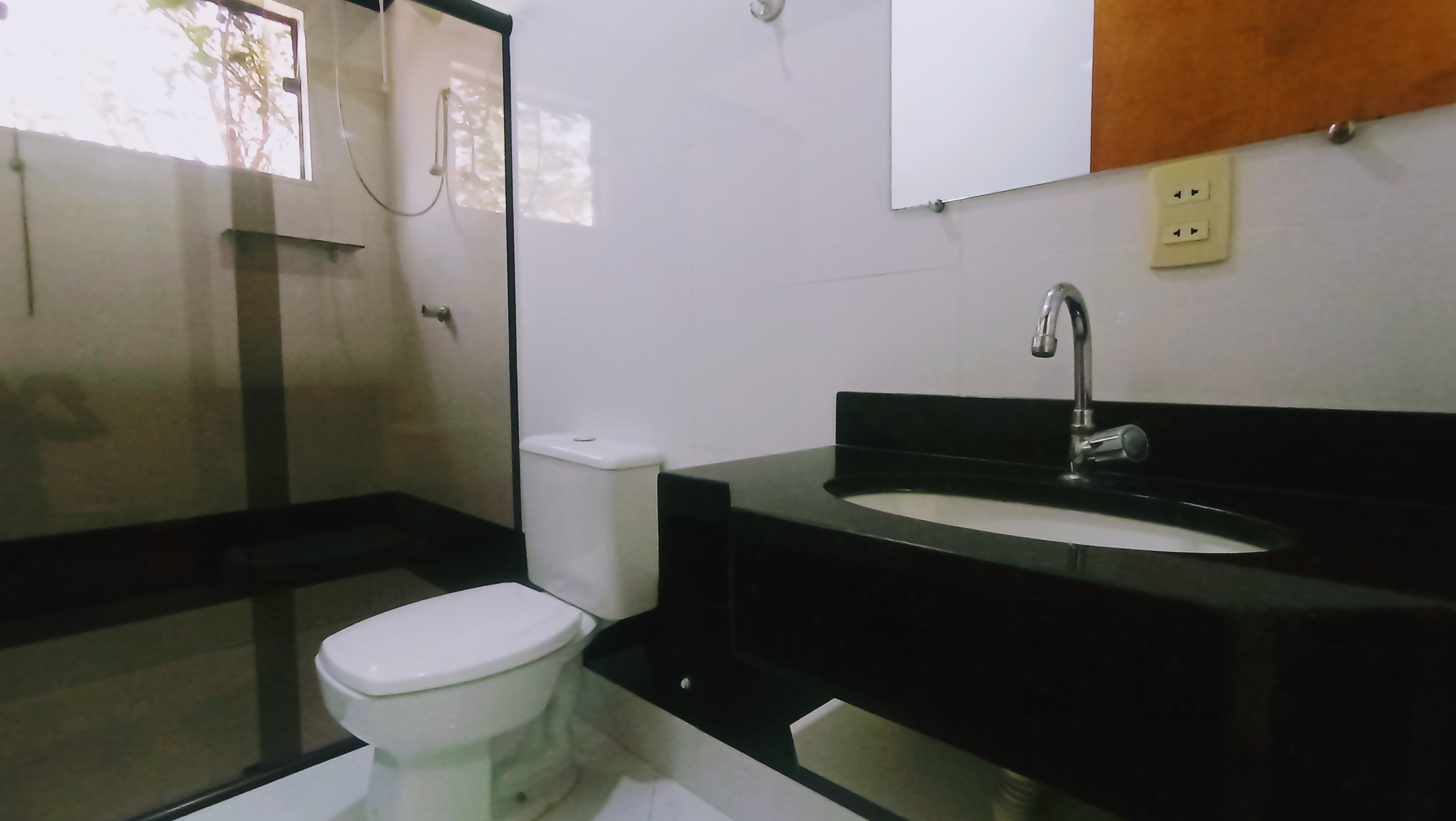 Casa à venda com 4 suítes no Condomínio Real Ville em Pindamonhangaba/SP. 