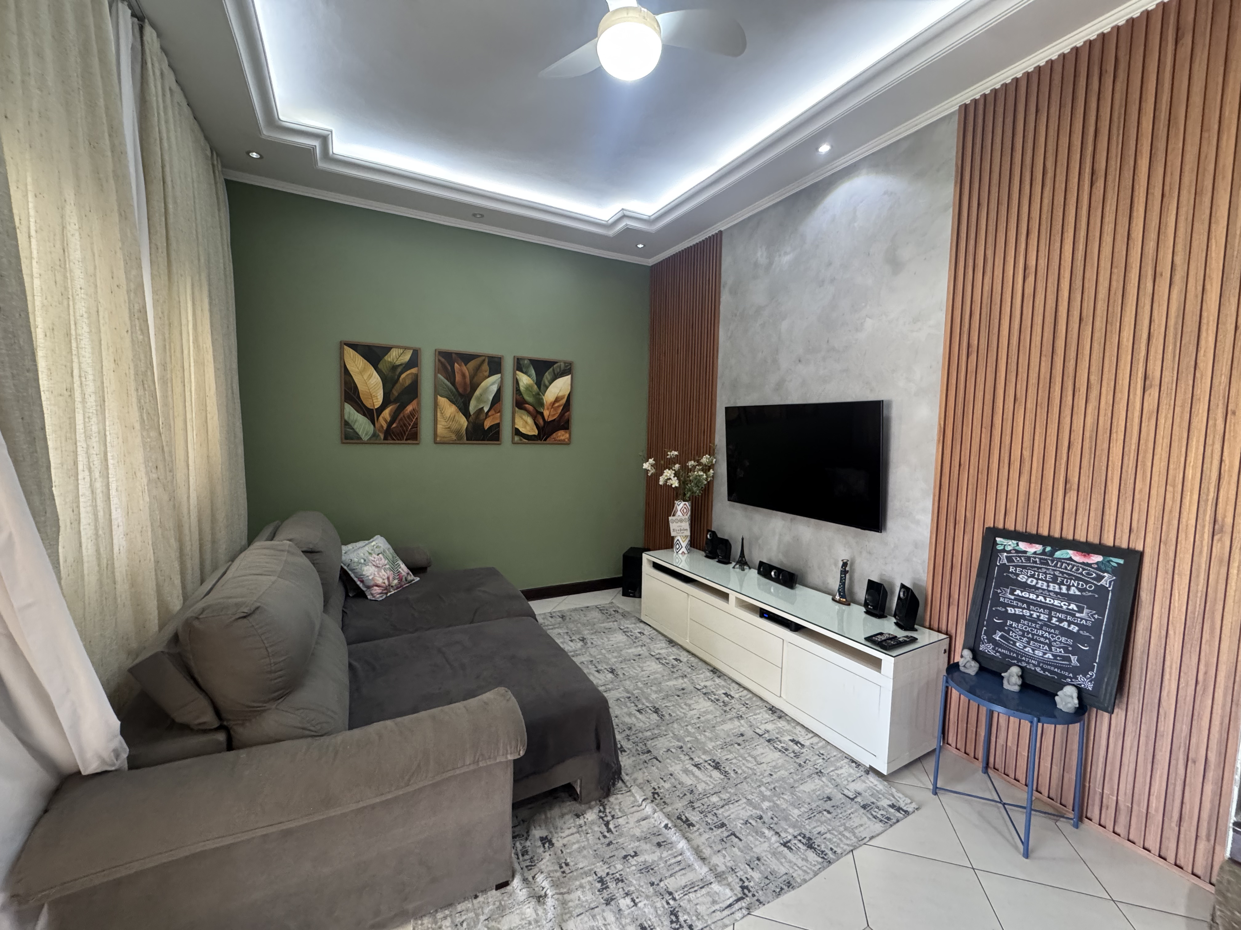 Casa à venda com 4 dormitórios no Condomínio Village Paineiras em Pindamonhangaba/SP.