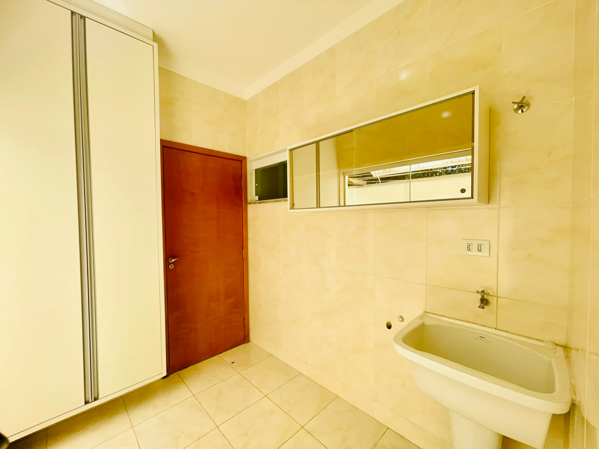 Casa à venda com 4 dormitórios no Condomínio Campos do Conde III em Tremembé/SP. 