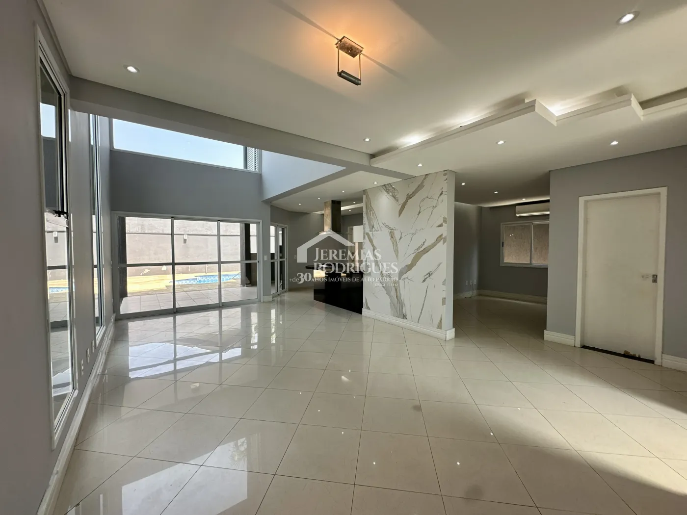 Sobrado com 3 dormitórios, 302 m2 - Condomínio Campos do Conde II - Tremembé/SP.