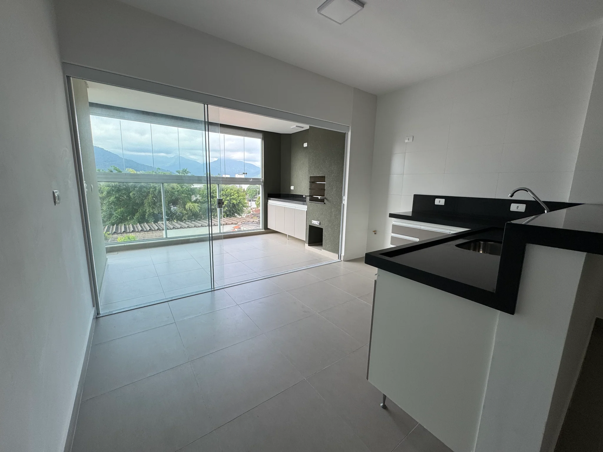 Apartamento à venda com 3 dormitórios, 127 m² no Edifício Eduarda em Ubatuba/SP. 