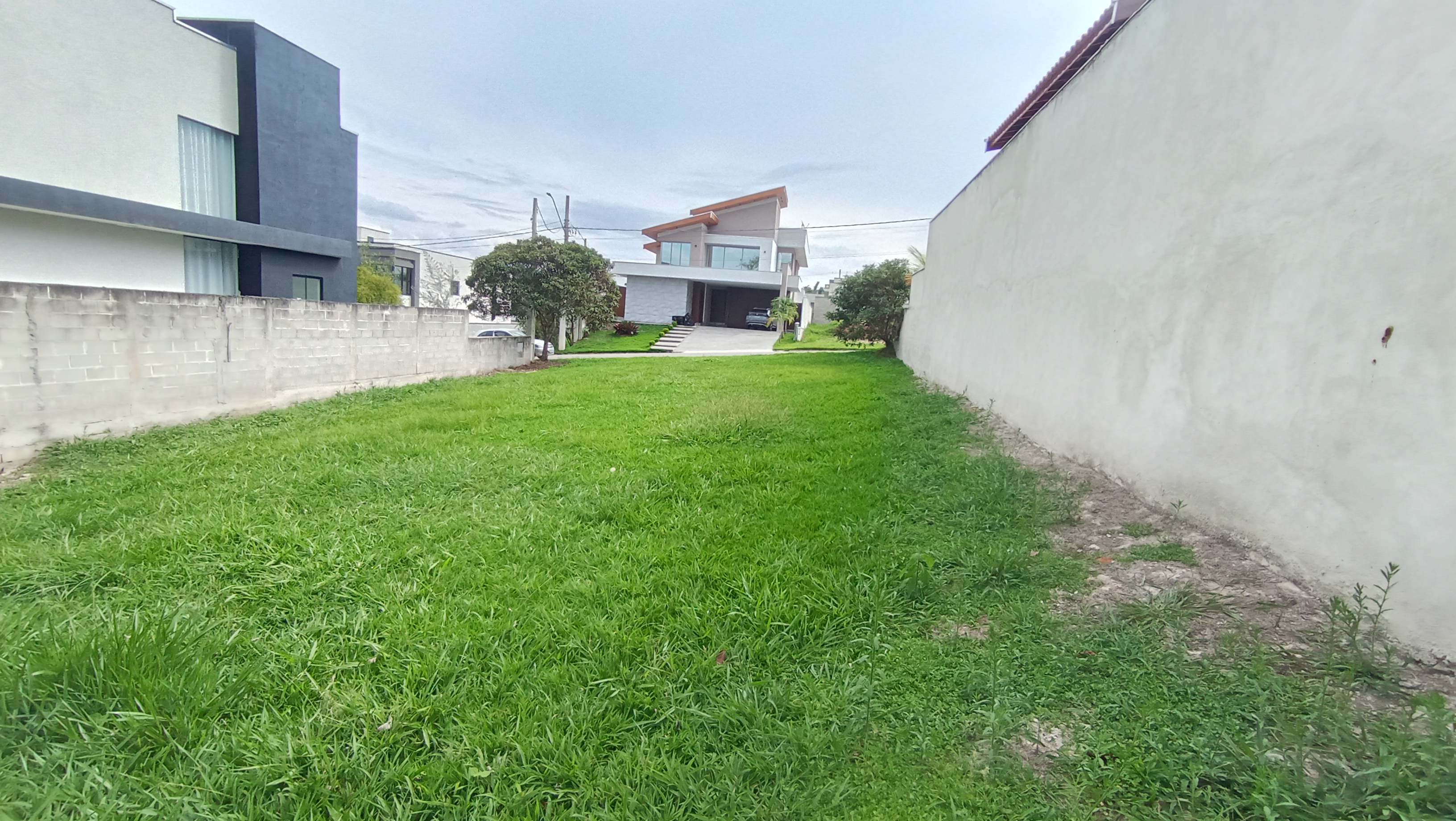 Terreno à venda com 407 m² no Condomínio Reserva dos Lagos e Pindamonhangaba/SP.