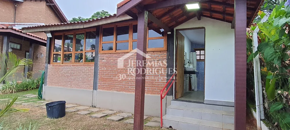 A Imobiliária Jeremias Rodrigues Imóveis de Alto Padrão disponibiliza para venda e locação essa casa no Condomínio Chácaras Cataguá em Taubaté/SP.