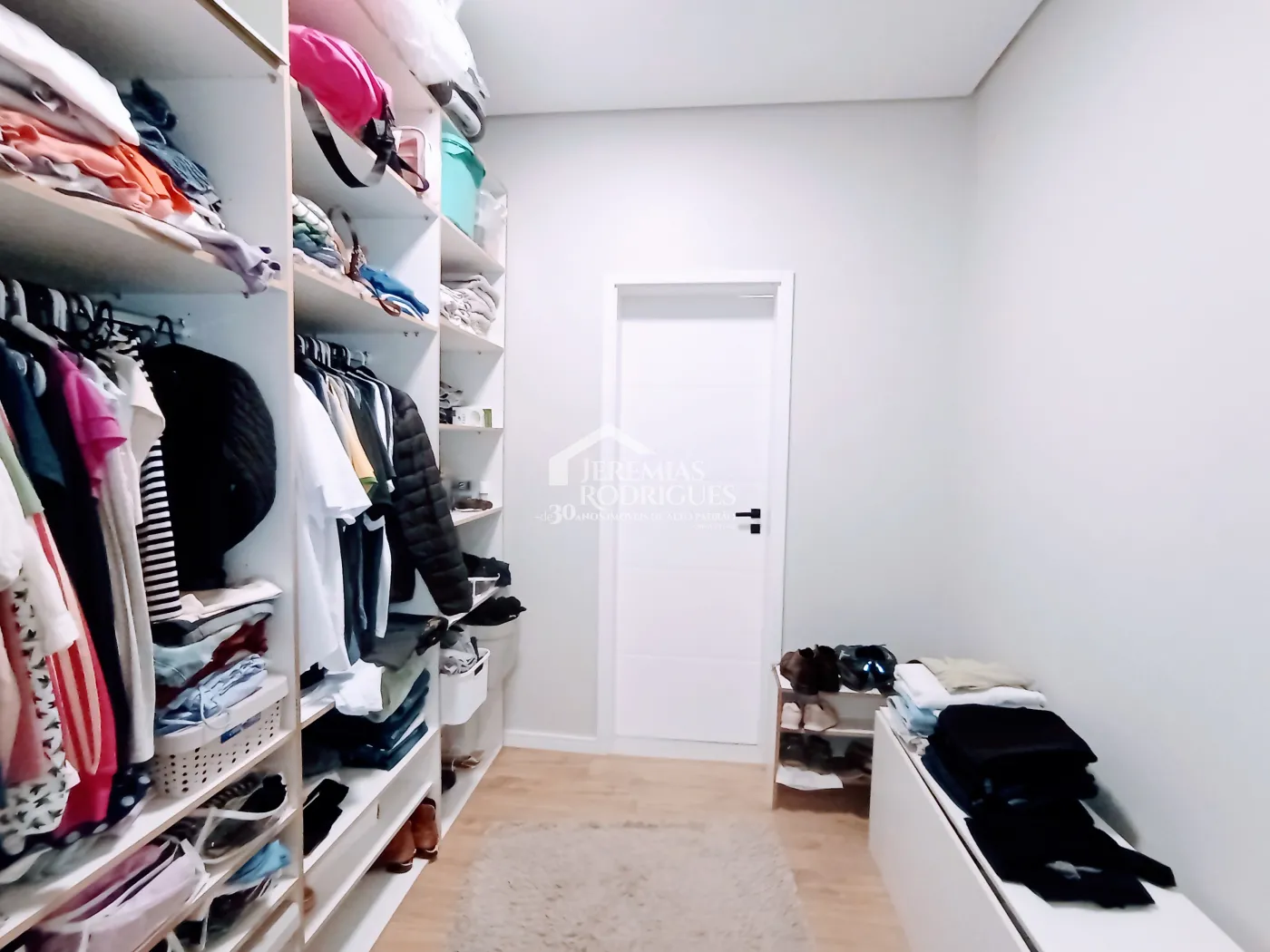 Casa à venda com 5 dormitórios no Condomínio Reserva dos Lagos em Pindamonhangaba/SP.