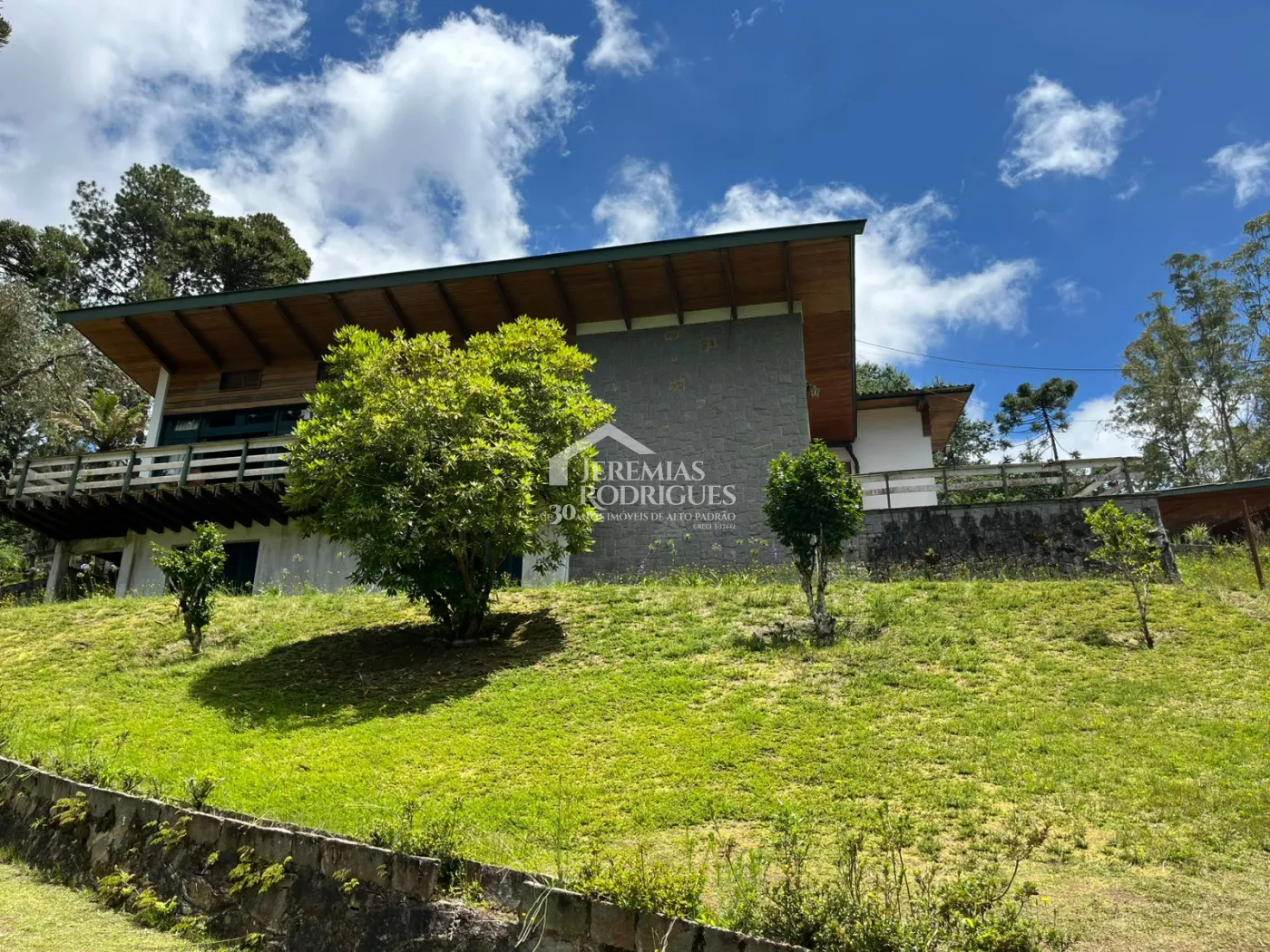 Casa para venda com 3 dormitórios no Jardim do Embaixador em Campos do Jordão/SP