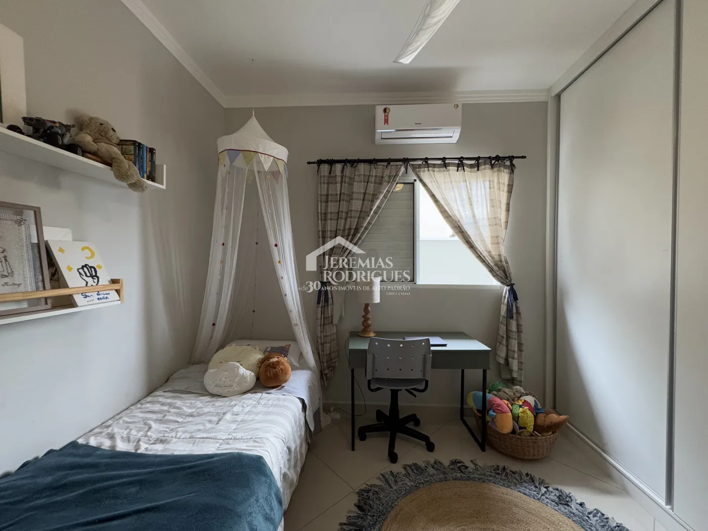 Casa à venda com 3 suítes no Condomínio Real Ville em Pindamonhangaba/SP.