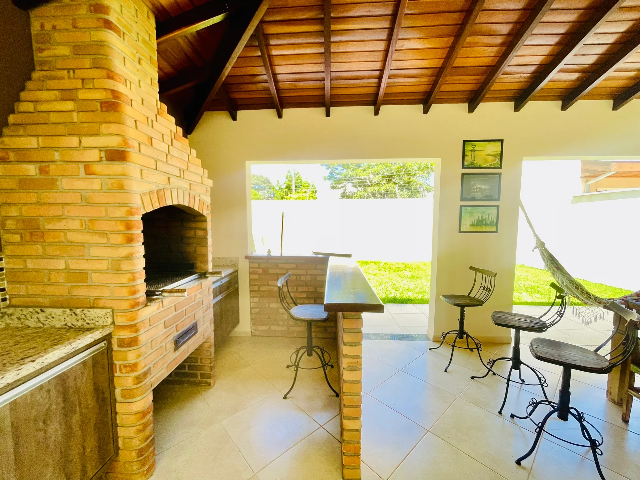 Casa à venda com 4 dormitórios no Condomínio Campos do Conde III em Tremembé/SP. 