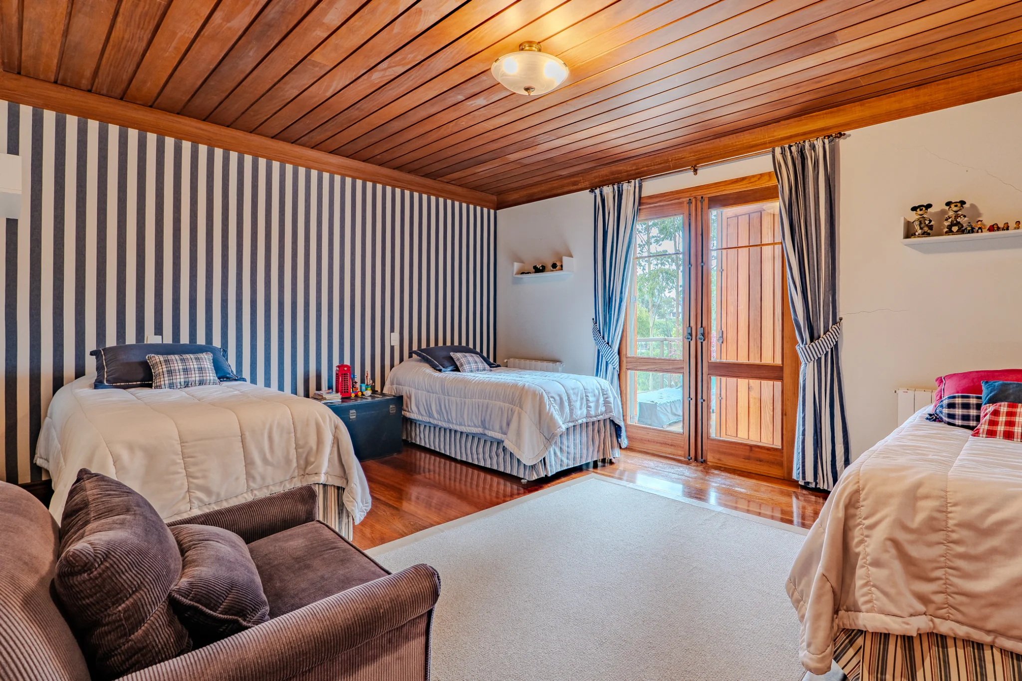 Casa à venda com 7 suítes no Condomínio Vila Simonsen em Campos do Jordão/SP. 