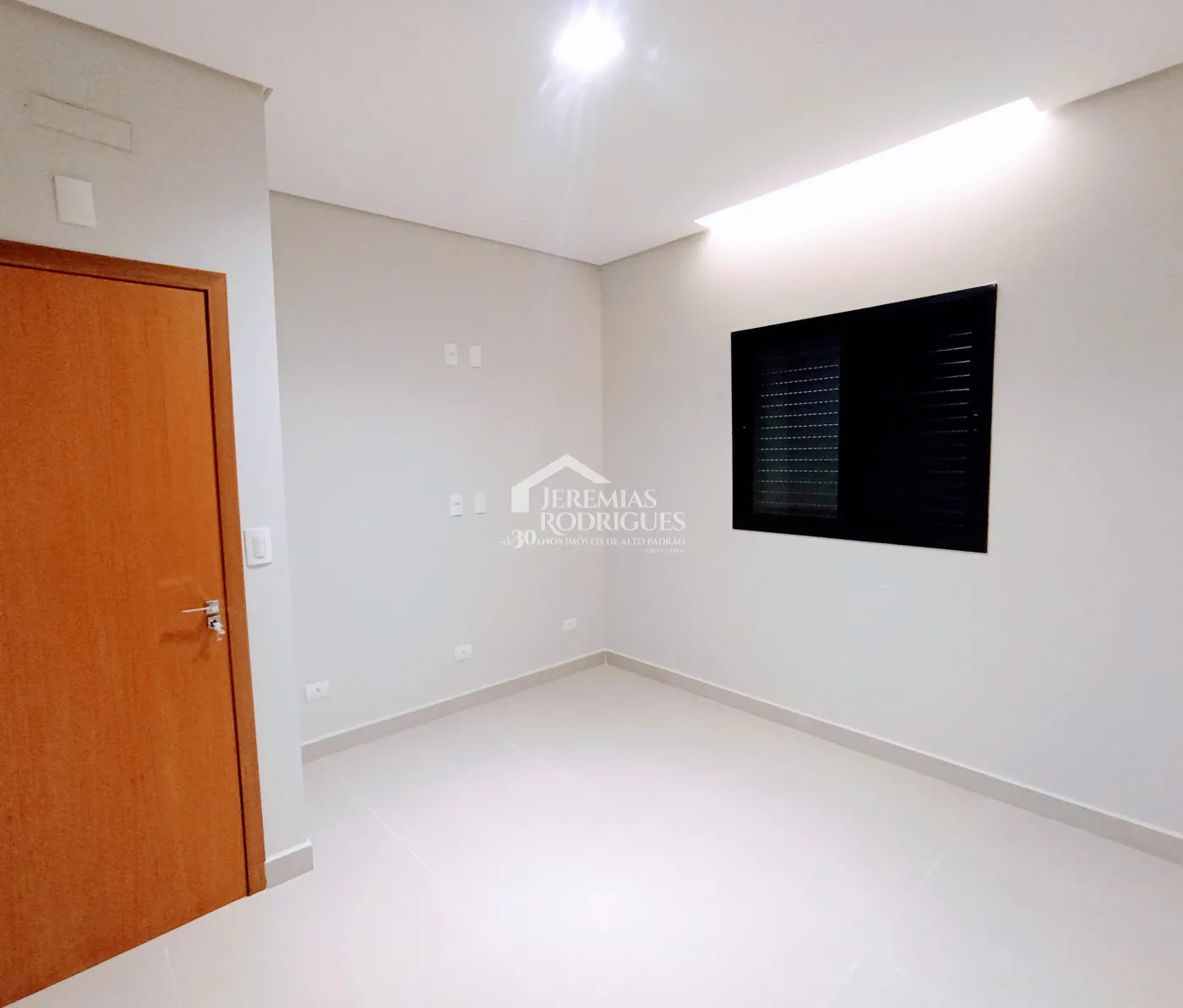 Casa à venda com 3 dormitórios no Condomínio Malibu em Caçapava/SP.