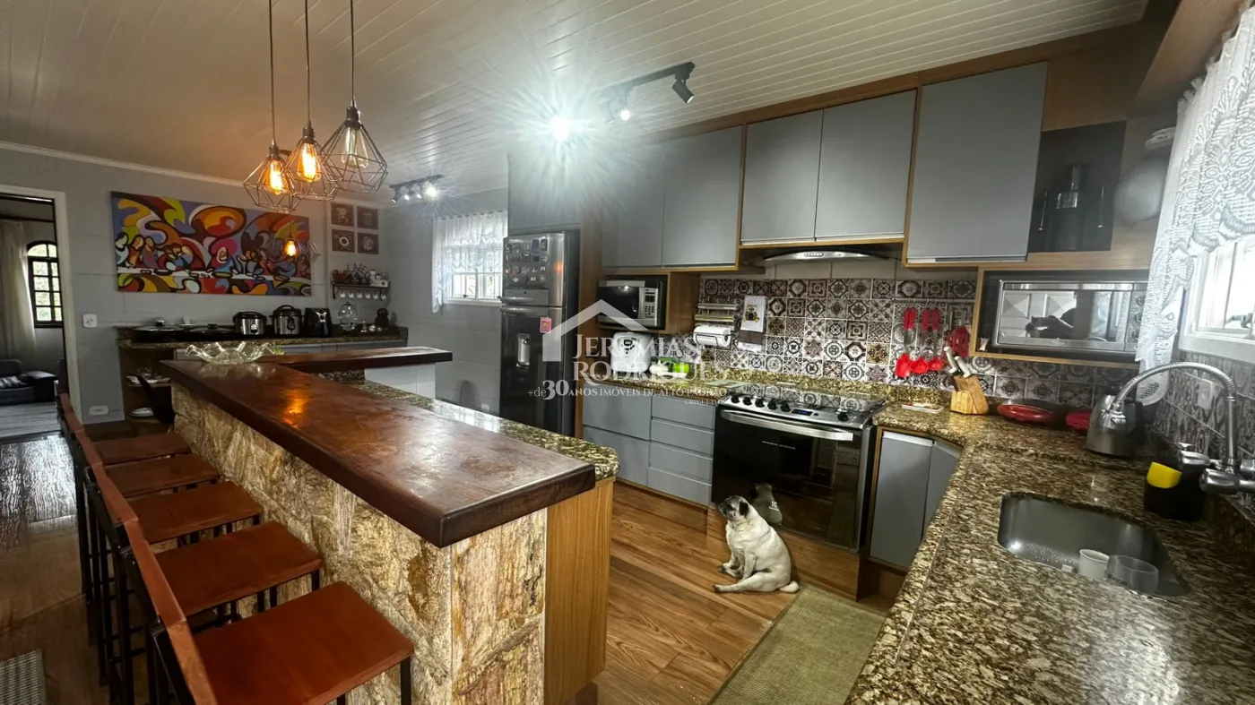 Casa para venda com 3 suítes no bairro Vila Ondina em Campos do Jordão/SP