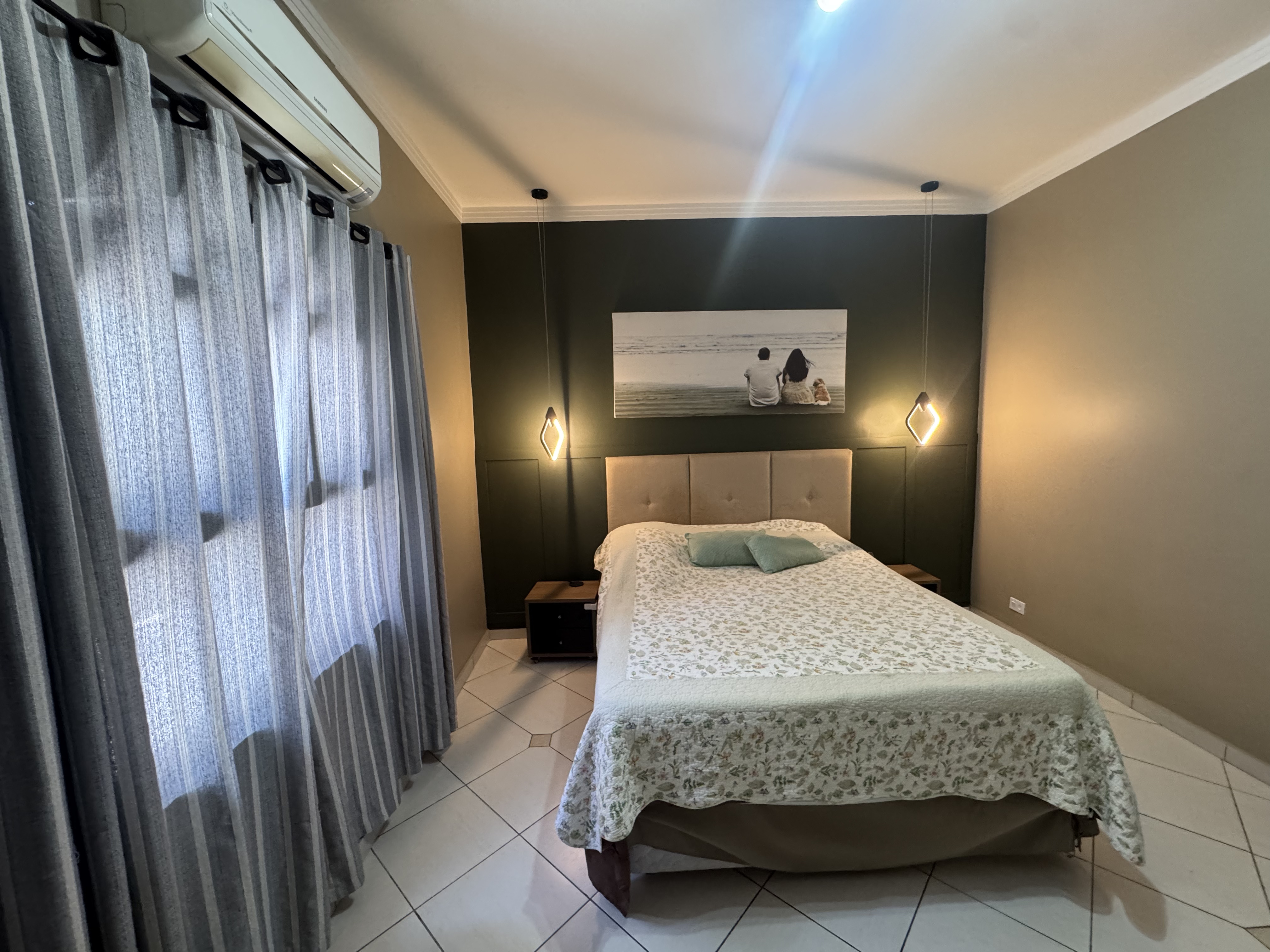 Casa à venda com 4 dormitórios no Condomínio Village Paineiras em Pindamonhangaba/SP.