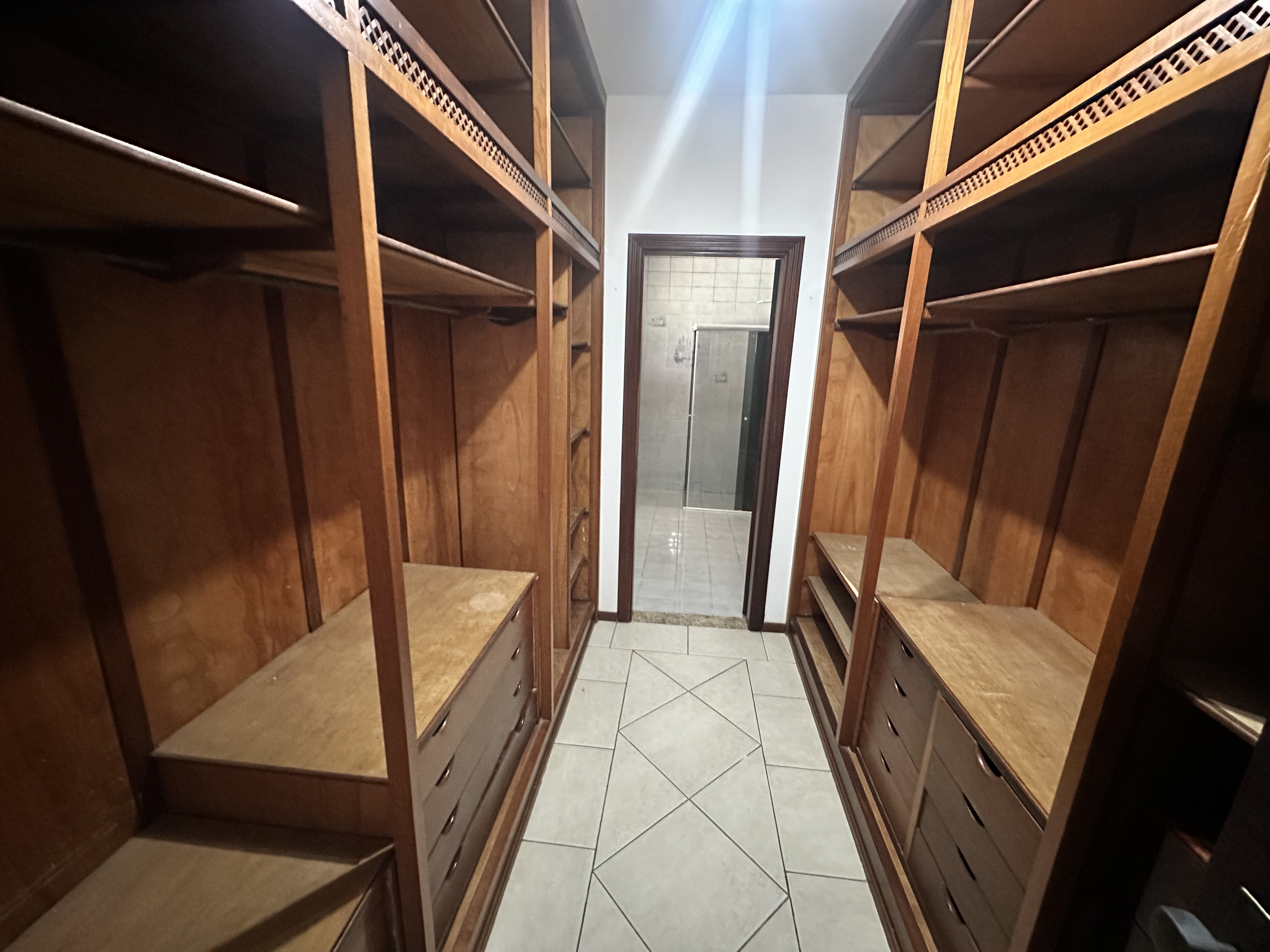 Casa para venda e locação com 6 dormitórios no Condomínio Village Paineiras em Pindamonhangaba/SP.