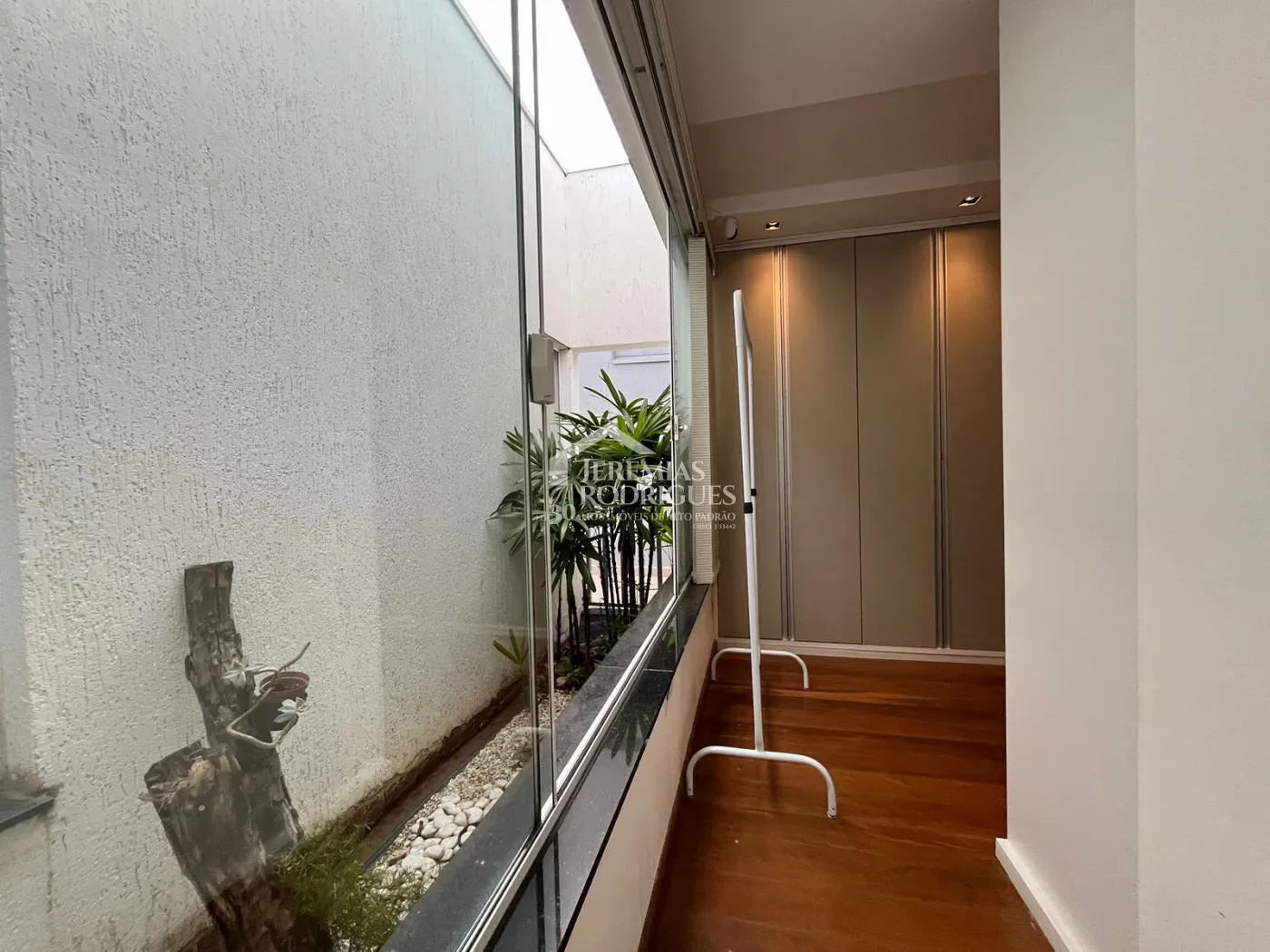 Casa assobradada à venda com 4 dormitórios no Condomínio Residencial Eldorado, em Tremembé/SP.