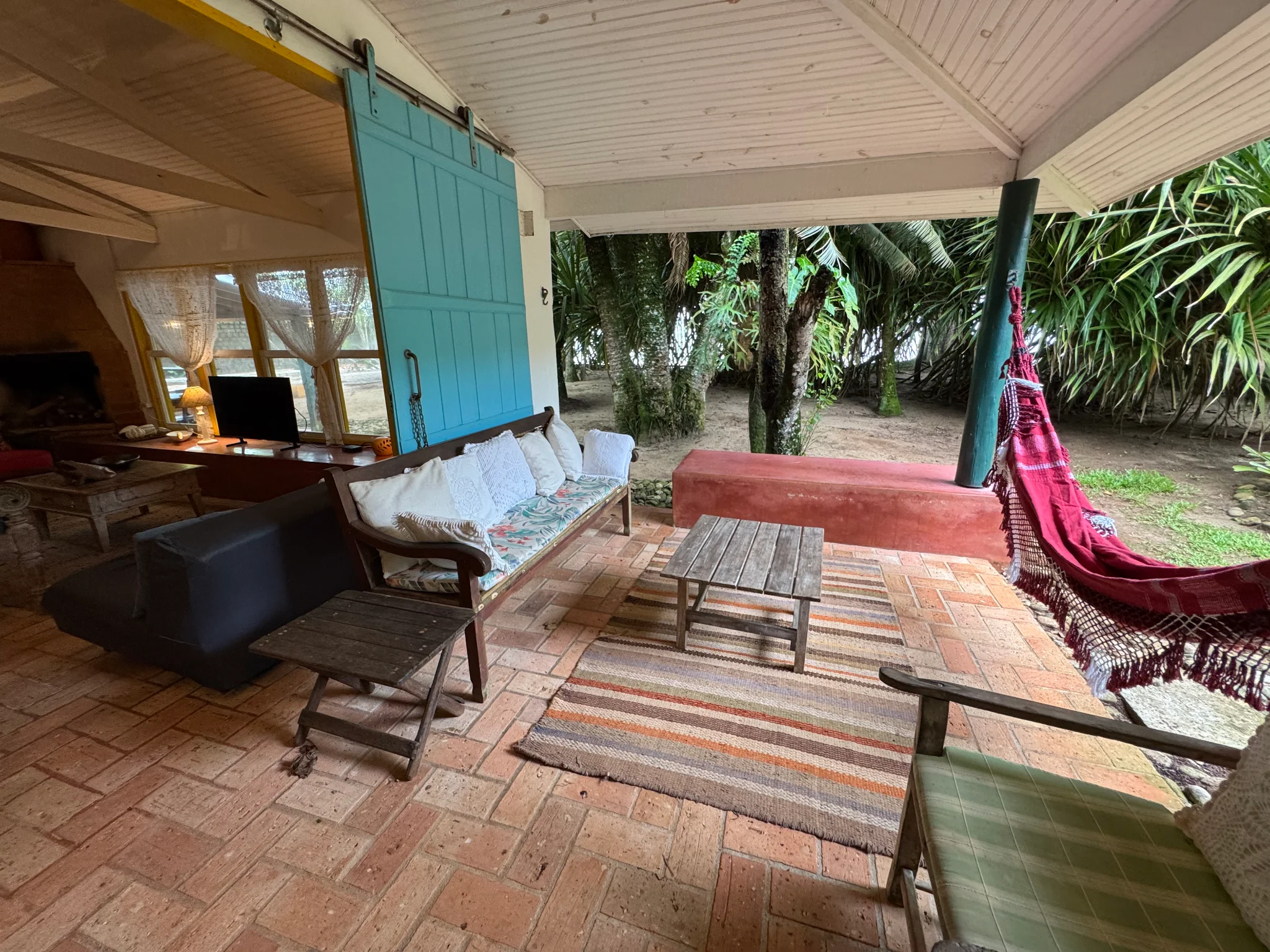Casa à venda com 5 dormitórios na Praia Vermelha do Centro em Ubatuba/SP. 