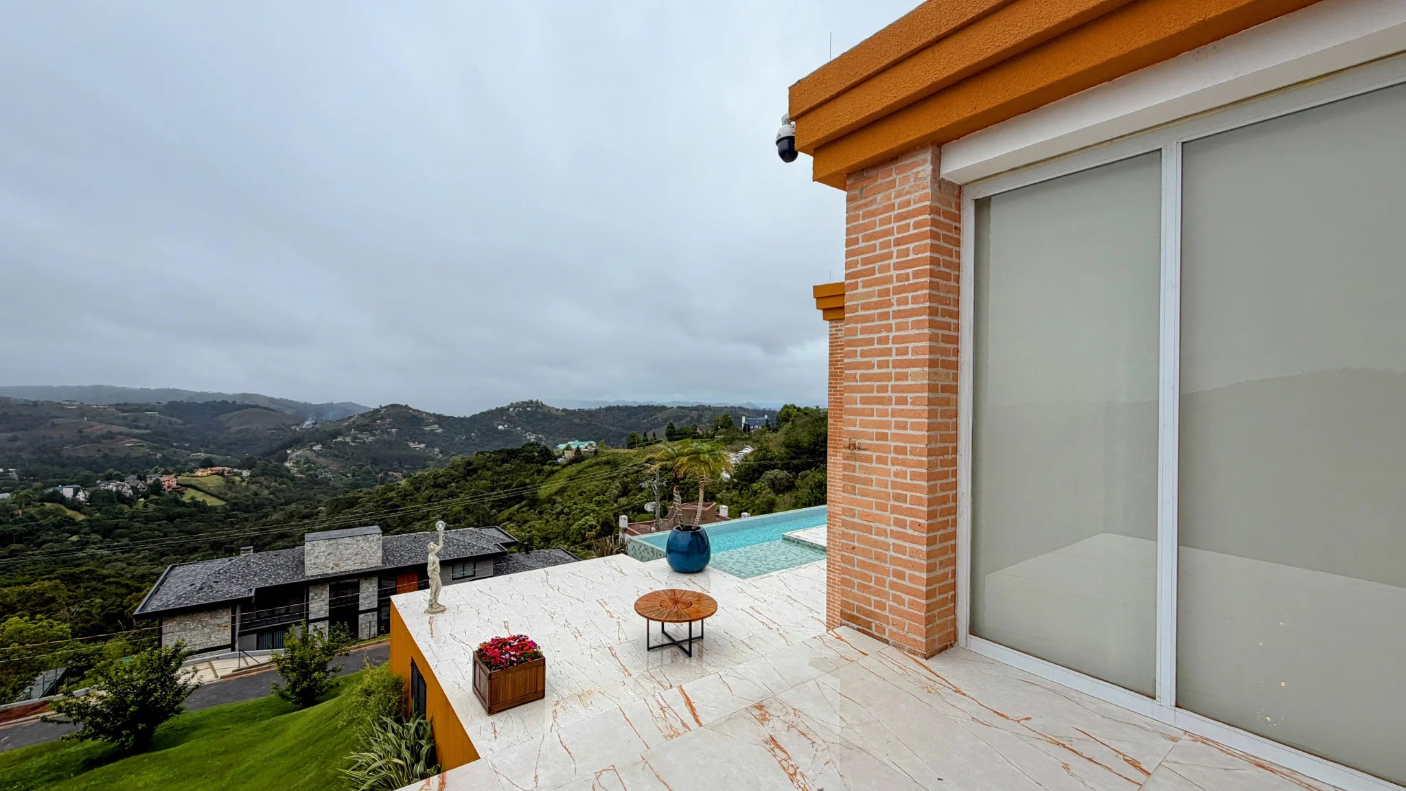 Casa à venda com 4 suítes no  Condomínio Iporanga em Campos do Jordão/SP. 