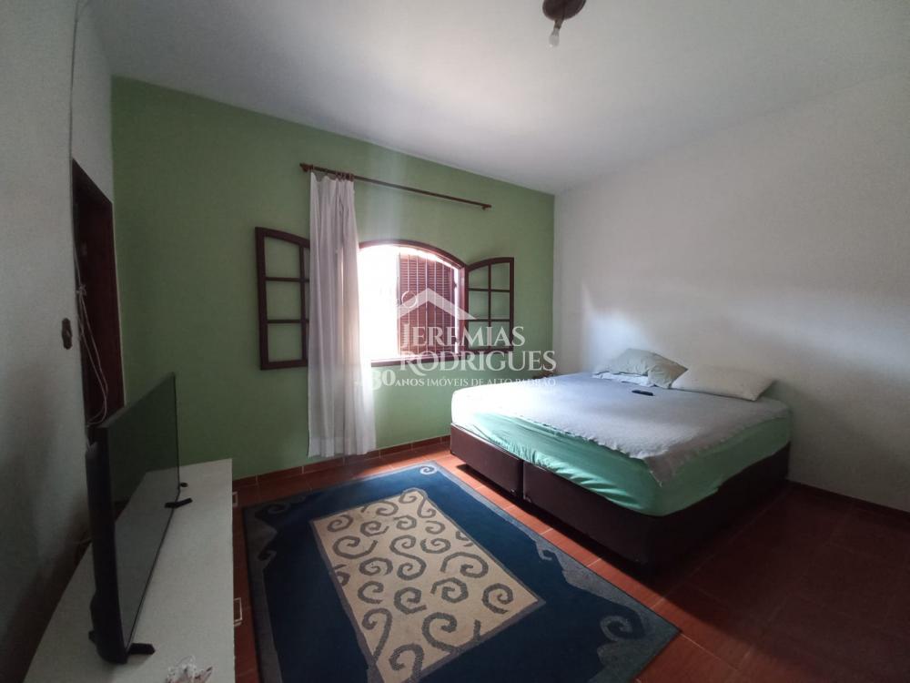 Espetacular casa térrea com piscina, quintal amplo e ótima localização - Pindamonhangaba/SP