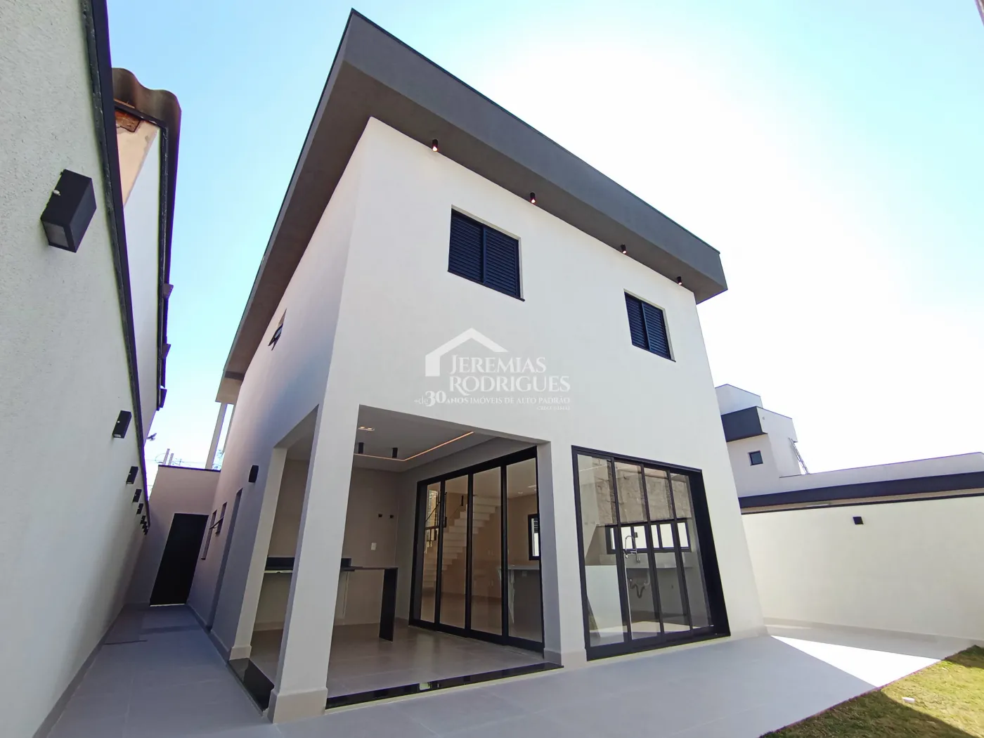 Casa à venda com 3 dormitórios no Condomínio Malibu em Caçapava/SP.