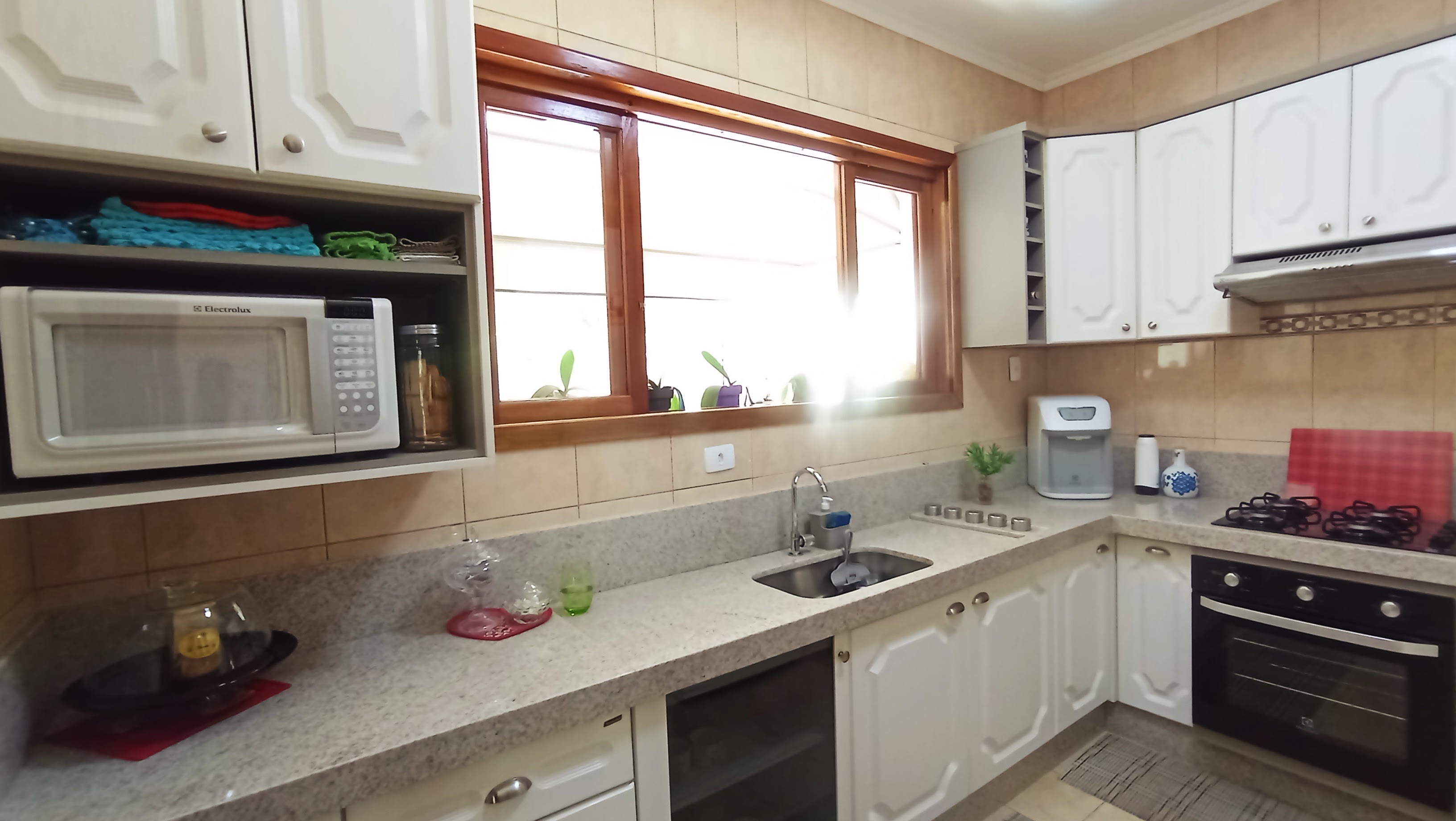Casa à venda com 3 dormitórios no bairro Jardim do Sol em Taubaté/SP.