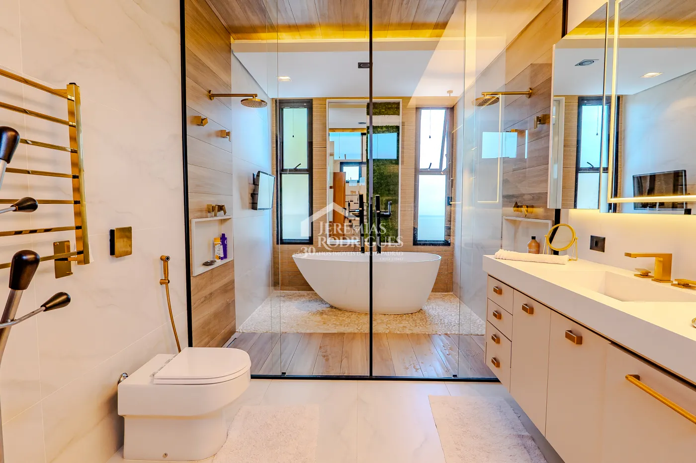 Casa à venda com 4 suítes no Condomínio Taubaté Village em Taubaté/SP.