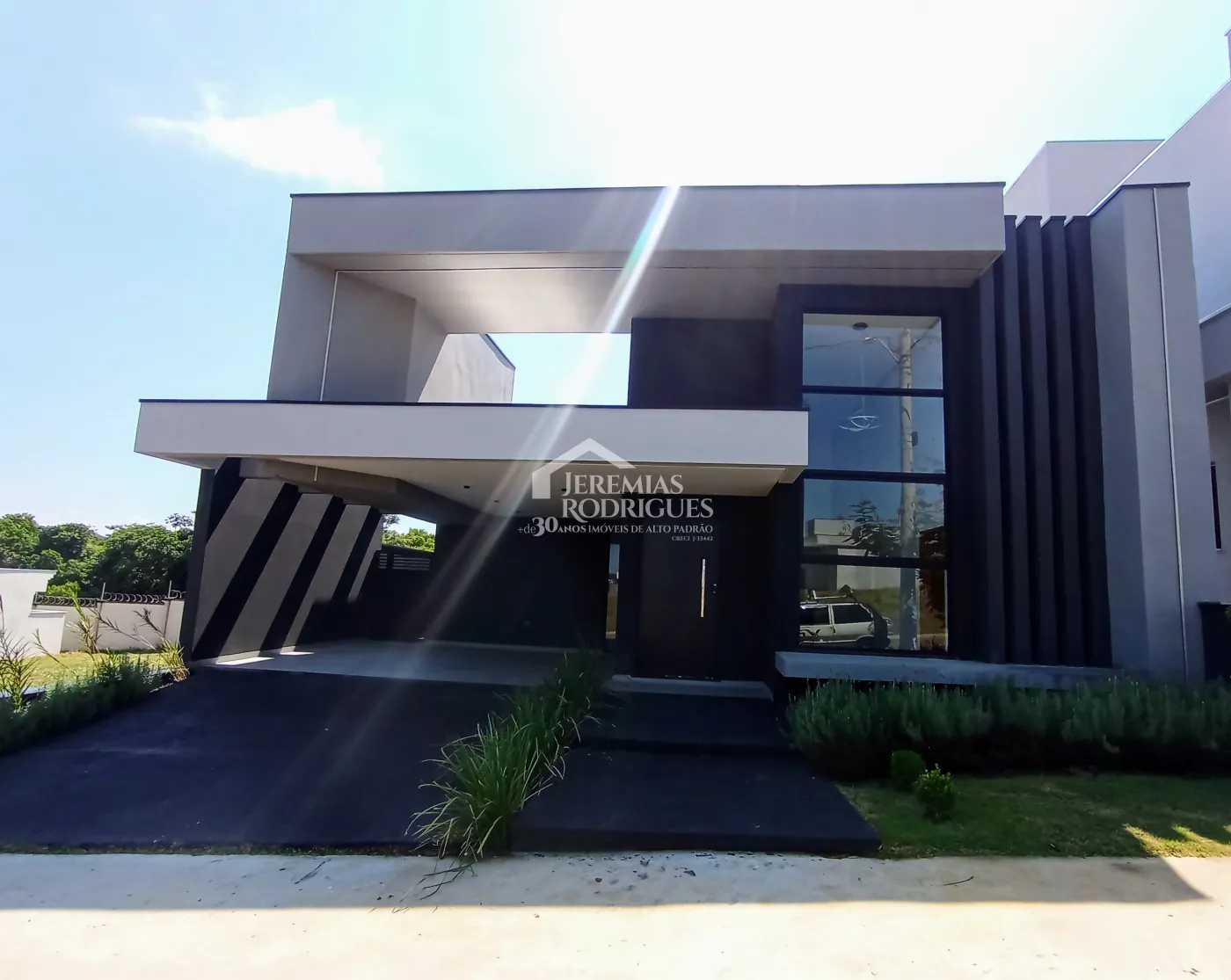 Casa à venda com 3 suítes no Condomínio Quinta das Palmeiras em Taubaté/SP.