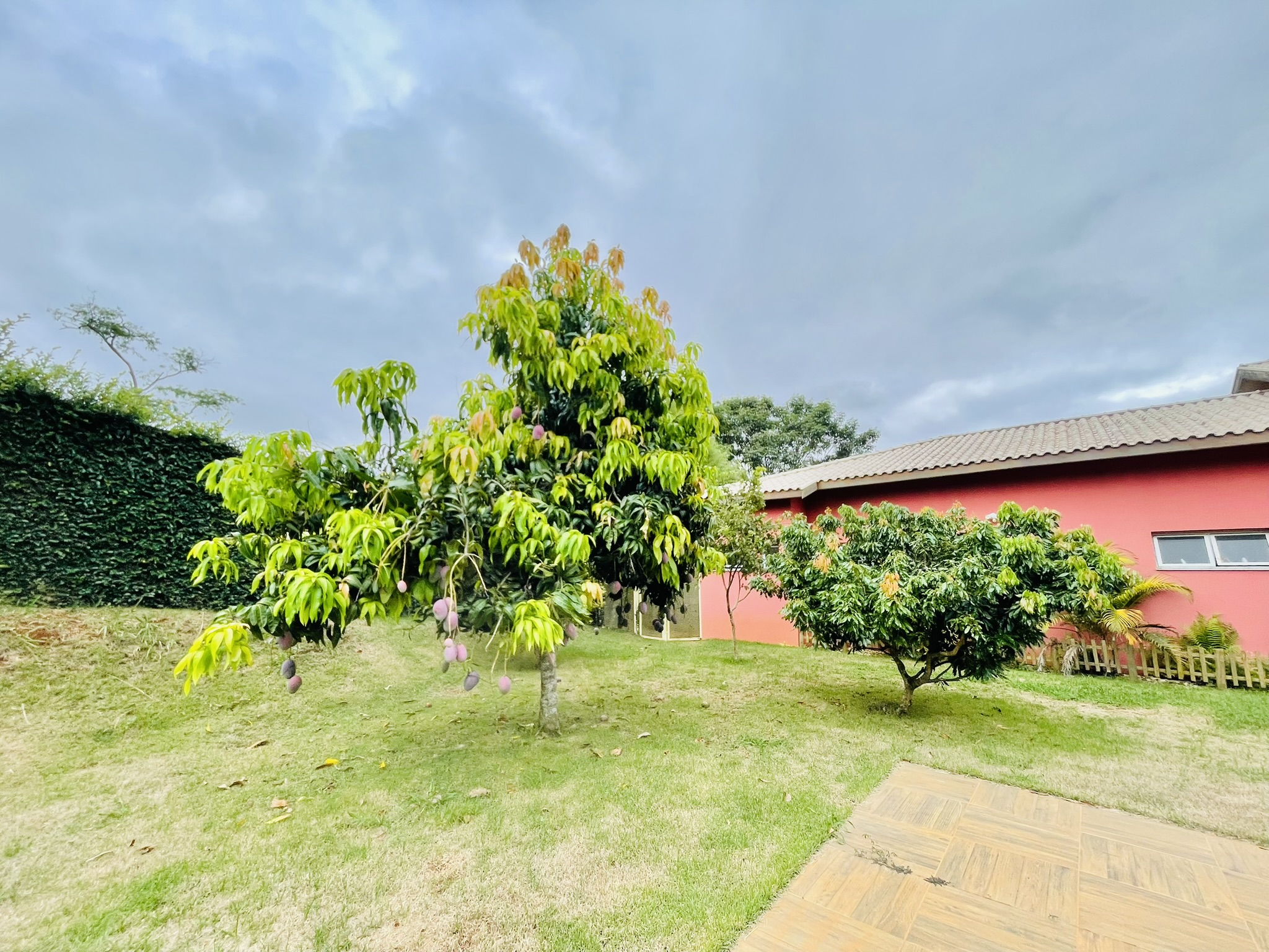 Casa à venda com 4 dormitórios no Condomínio São Félix do Cataguá em Taubaté/SP.