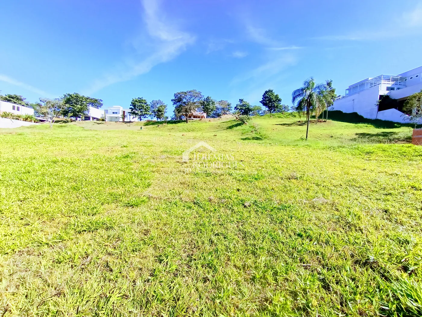 Terreno à venda com 1.139 m² no Condomínio Altos do Cataguá em Taubaté/SP.