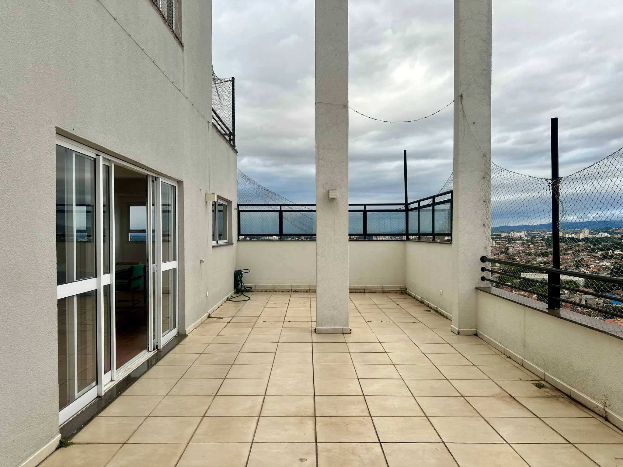 Cobertura duplex para locação no Edifício Placere em Taubaté/SP.