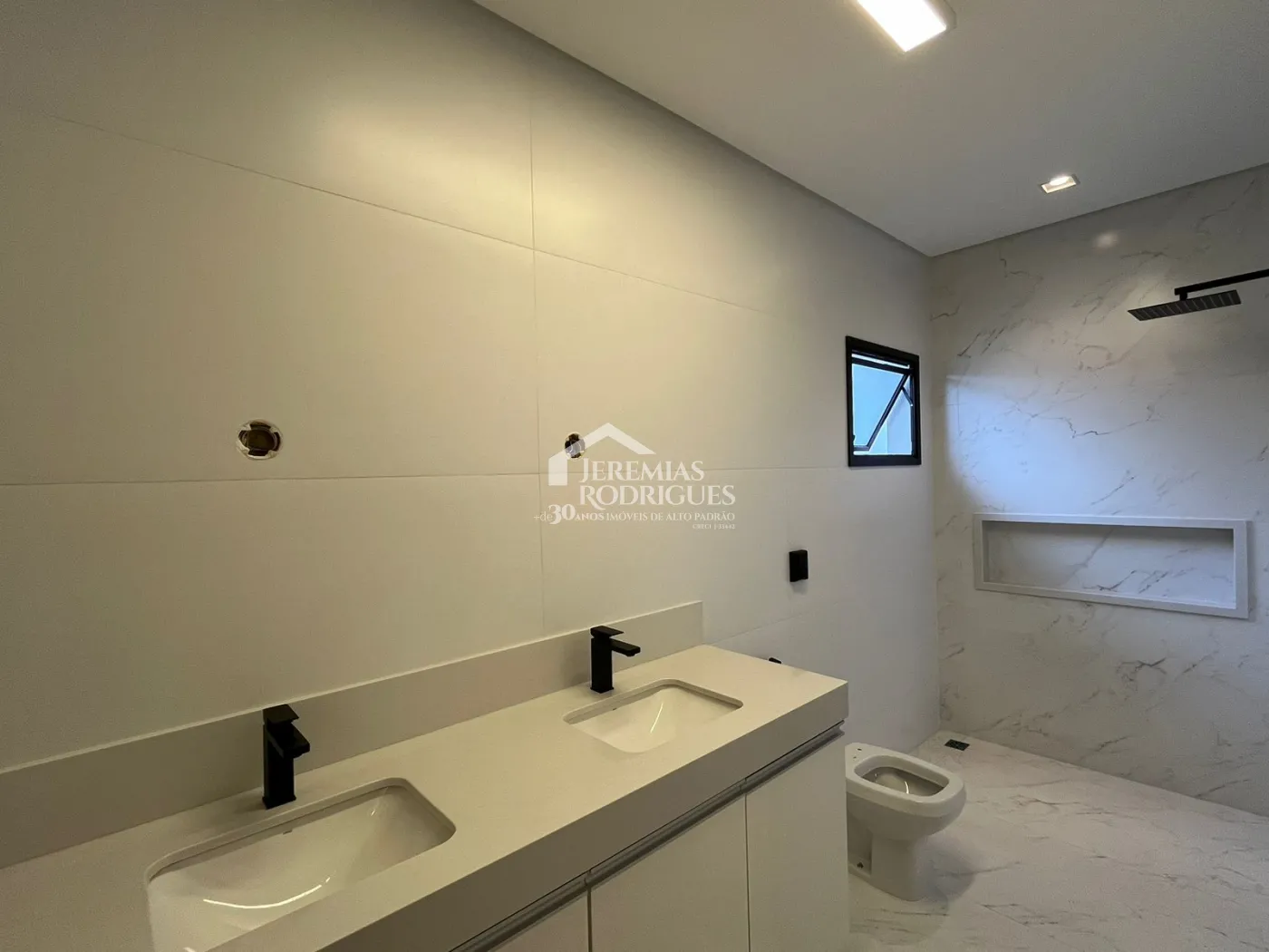 Casa assobradada à venda com 3 suítes no Condomínio Cyrela Landscape em Taubaté/SP.