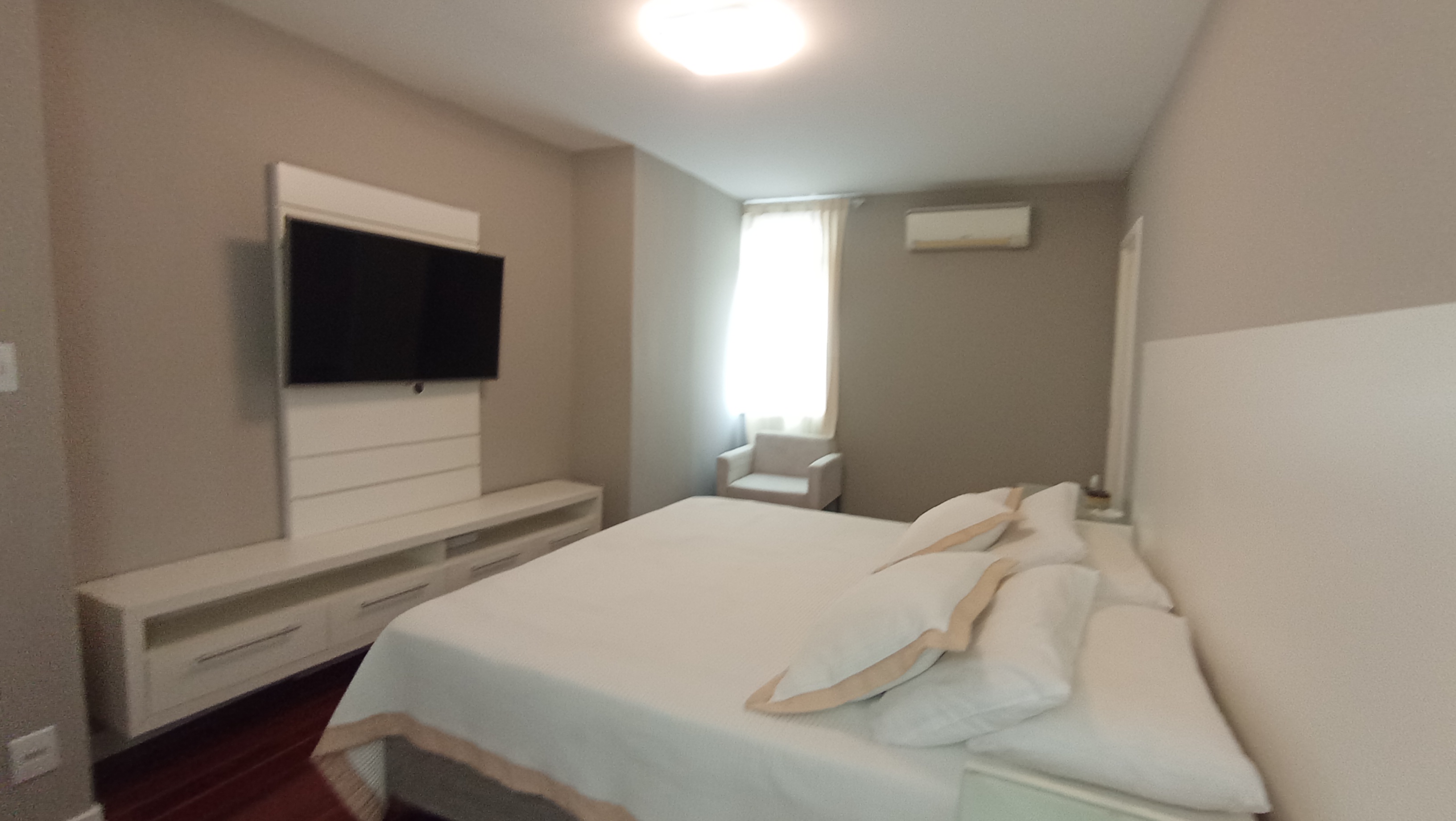 Casa à venda com 3 dormitórios no Condomínio Portal do Sol em Tremembé/SP.