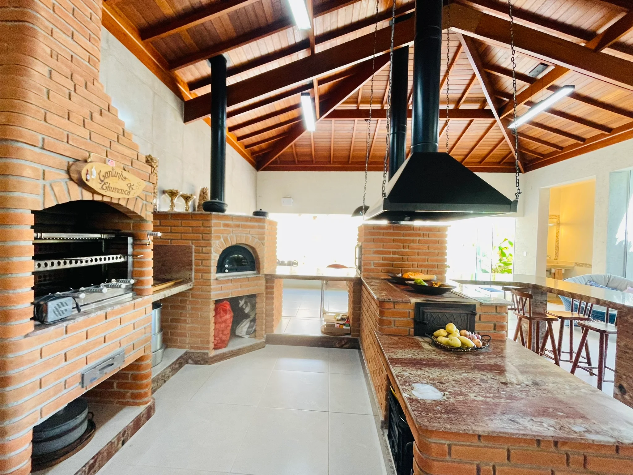 Casa à venda com 4 dormitórios no Condomínio Campos do Conde II em Tremembé/SP.