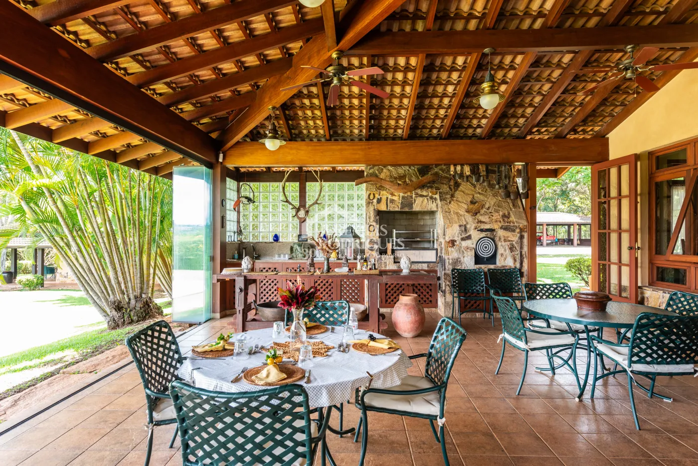 Sitio com 9 suítes, 2.600 m² - Piracaia/SP.