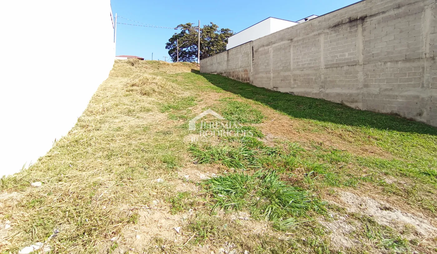 Terreno à venda com 332 m² no Condomínio Parque das Araucárias, em Tremembé/SP.