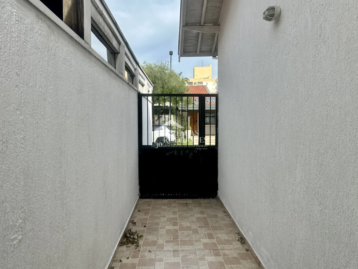 Casa para venda e locação com 4 dormitórios no Condomínio Alto dos Pinheiros em Taubaté/SP.