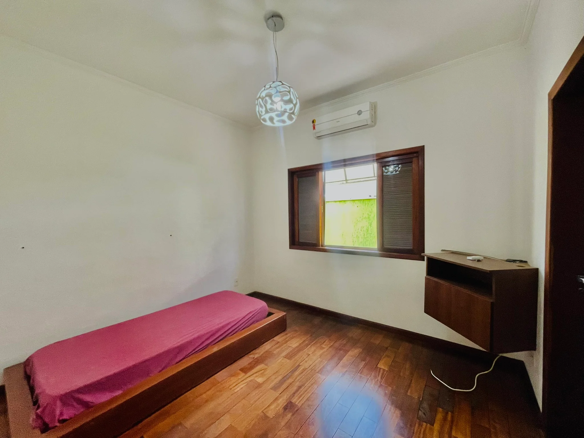 Casa à venda com 4 dormitórios no Condomínio Real Ville em Pindamonhangaba/SP. 