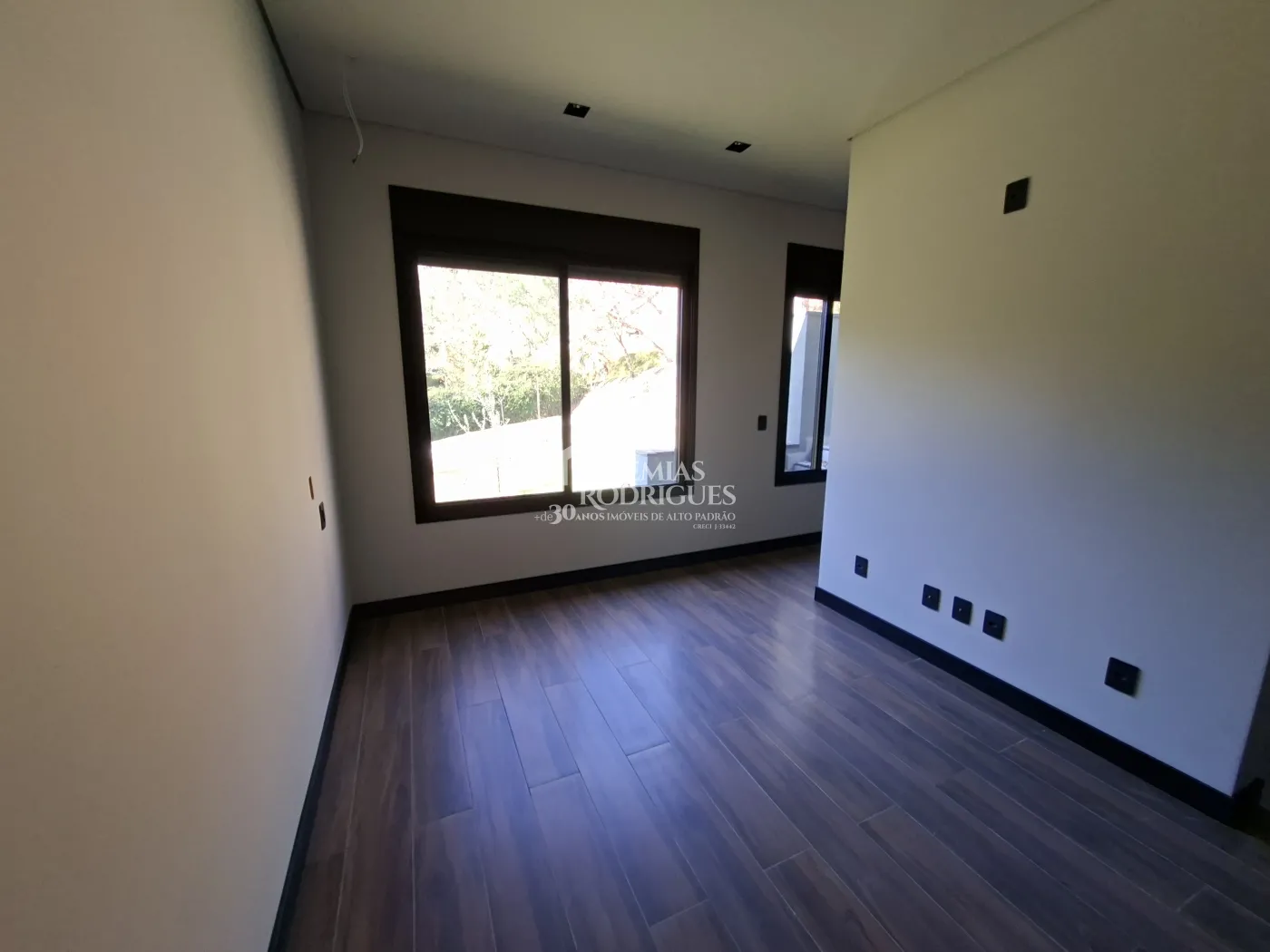 Casa à venda com 4 dormitórios, no Condomínio Parque da Mantiqueira em Santo Antônio do Pinhal/SP.