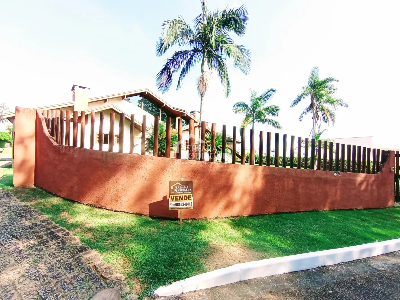 Casa à venda com 3 dormitórios no Condomínio Chácaras Cataguá em Taubaté/SP