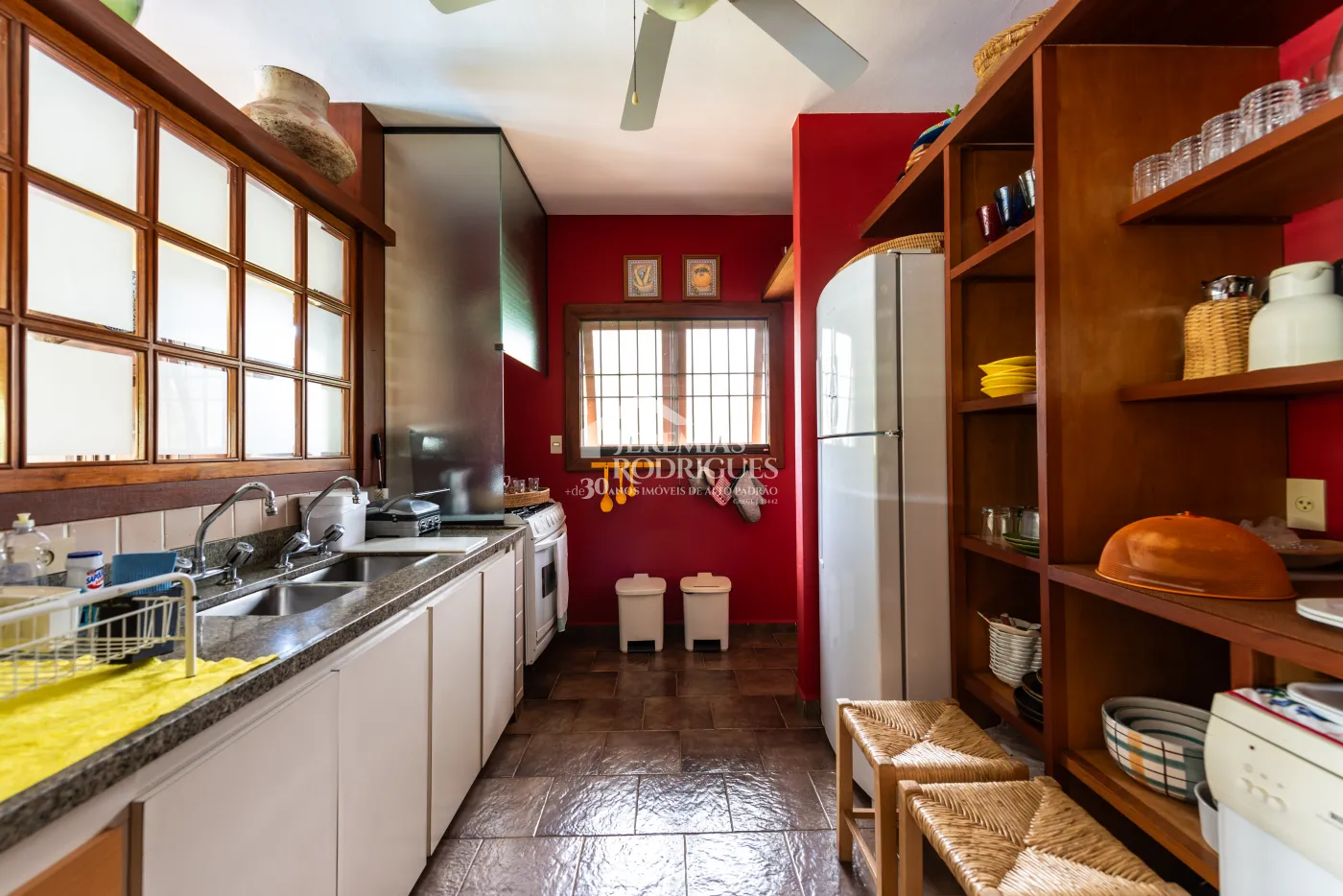 Sitio com 9 suítes, 2.600 m² - Piracaia/SP.