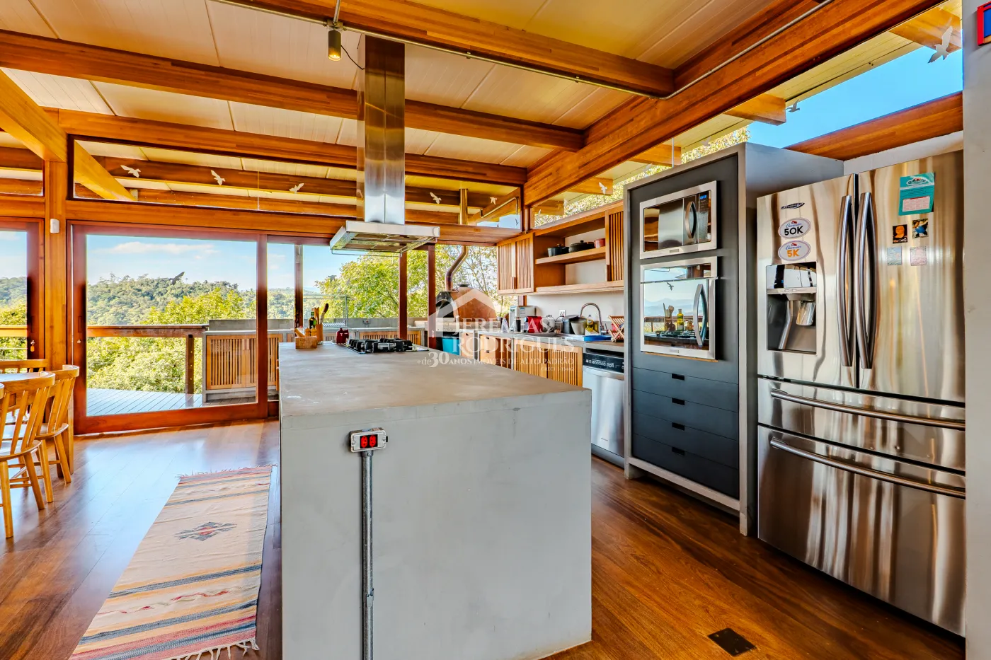 Mansão à venda com 4 suítes no Condomínio Parque da Mantiqueira em Santo Antônio do Pinhal/SP.